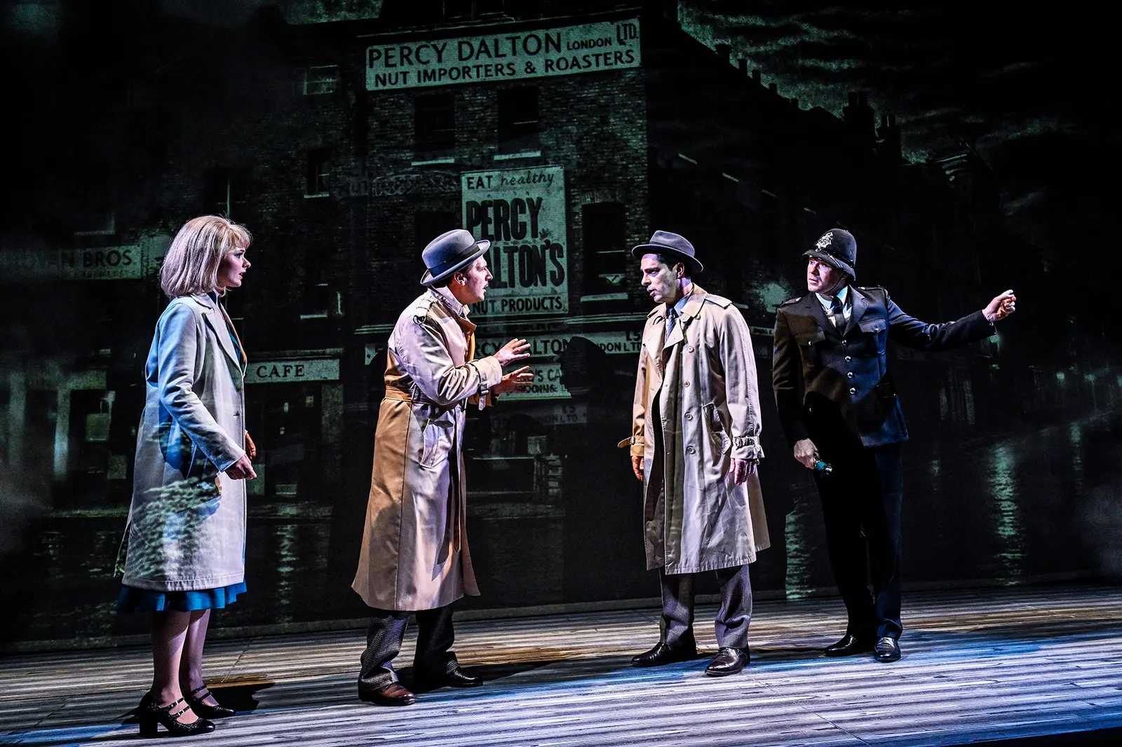 DER HEXER Kriminalkomödie von Axel Preuß nach Edgar Wallace Spielzeit 2025/2026 / Premiere: 13.3.2026 Hannah Sophie Schad, Paul Schaeffer, Jörg Pauly, Stefan Müller-Doriat Foto: To…
