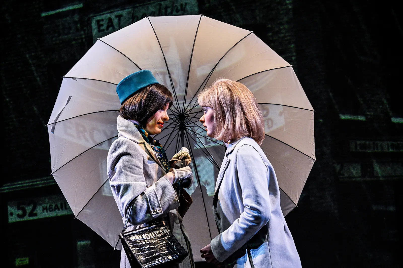 DER HEXER Kriminalkomödie von Axel Preuß nach Edgar Wallace Spielzeit 2025/2026 / Premiere: 13.3.2026 Bernadette Hug, Hannah Sophie Schad Foto: Tobias Metz