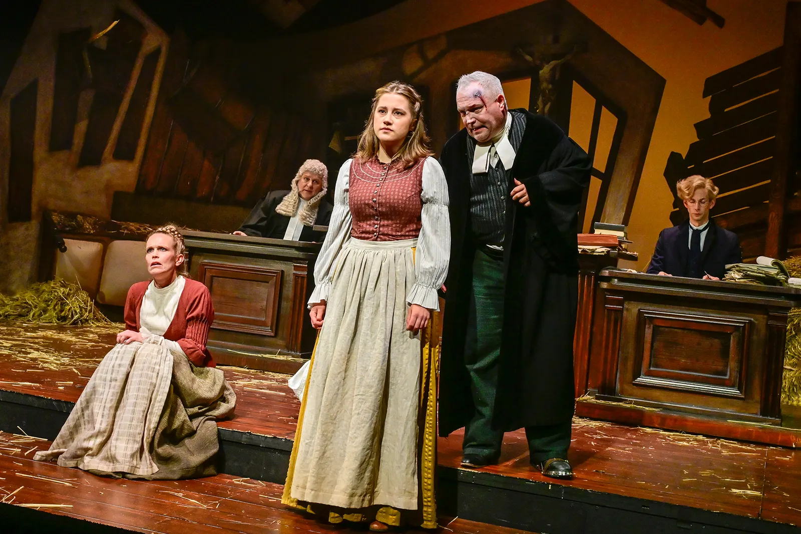 DER ZERBROCHNE KRUG Lustspiel von Heinrich von Kleist Spielzeit 2025/2026 / Premiere: 31.10.2025 Stefanie Klimkait, Antonio Lallo, Marie Schröder, Andreas Klaue, Gideon Rapp Foto: …