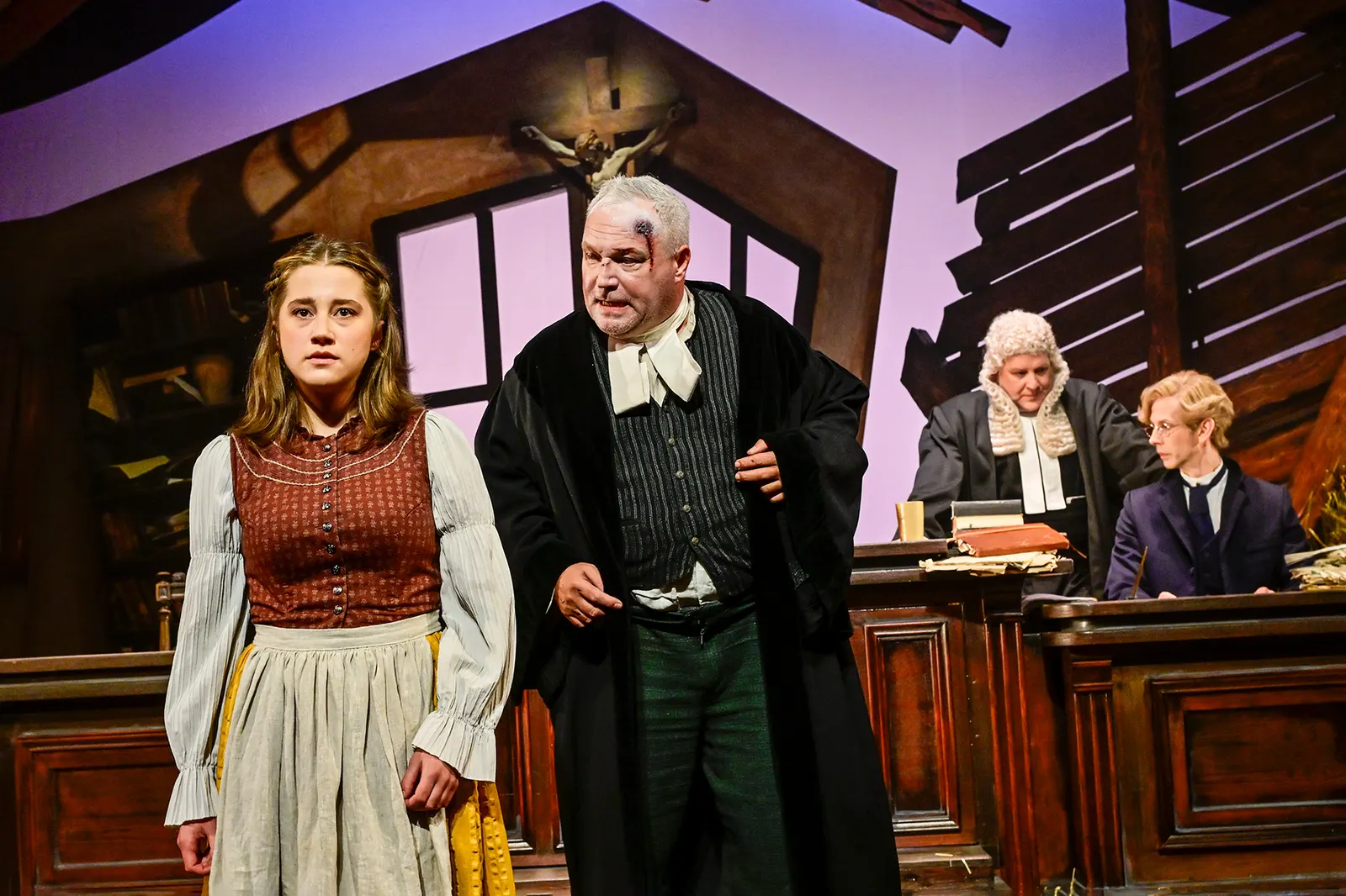 DER ZERBROCHNE KRUG Lustspiel von Heinrich von Kleist Spielzeit 2025/2026 / Premiere: 31.10.2025 Marie Schröder, Andreas Klaue, Antonio Lallo, Gideon Rapp Foto: Tobias Metz