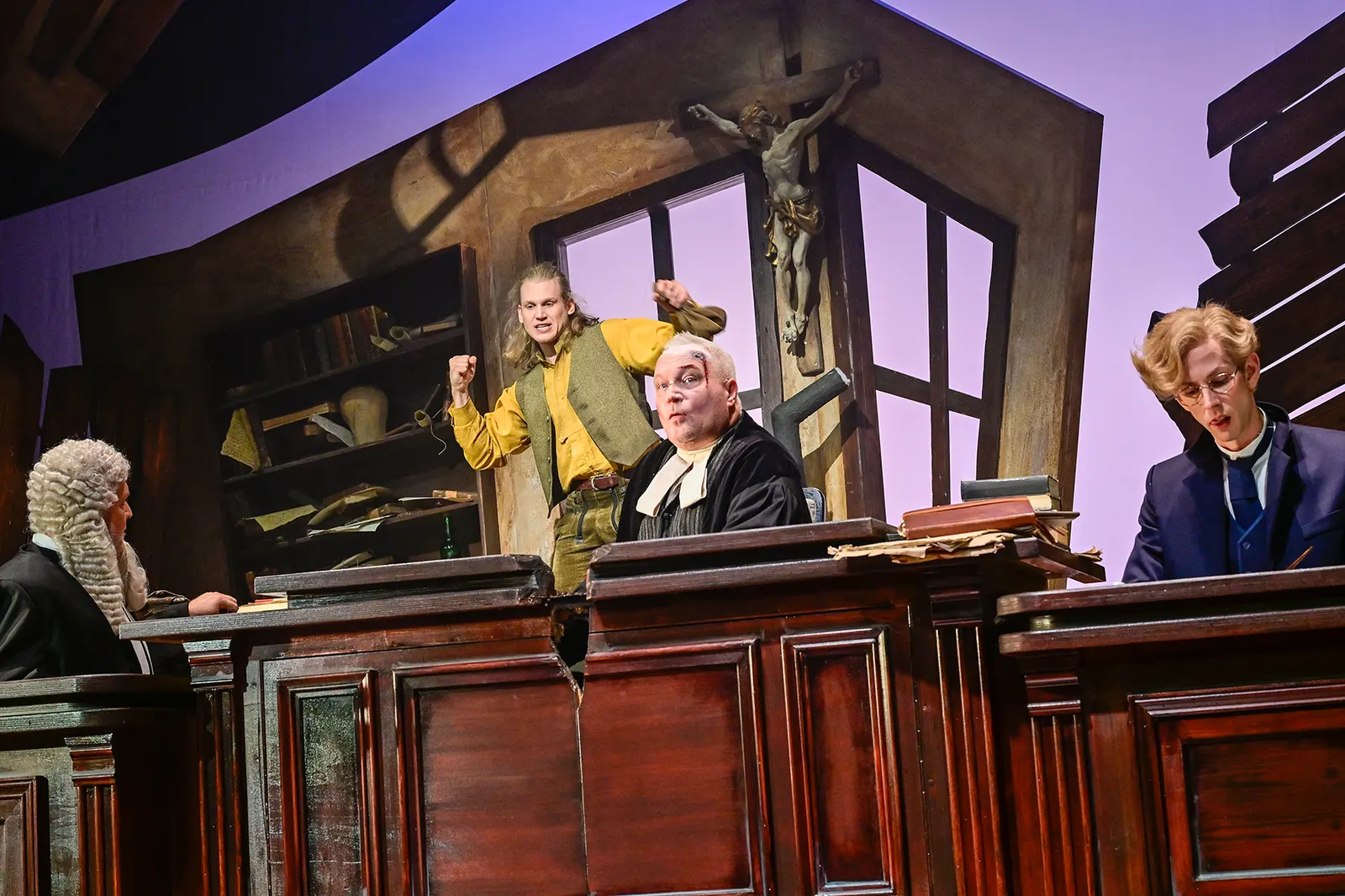 DER ZERBROCHNE KRUG Lustspiel von Heinrich von Kleist Spielzeit 2025/2026 / Premiere: 31.10.2025 Antonio Lallo, Denis Riffel, Andreas Klaue, Gideon Rapp Foto: Tobias Metz