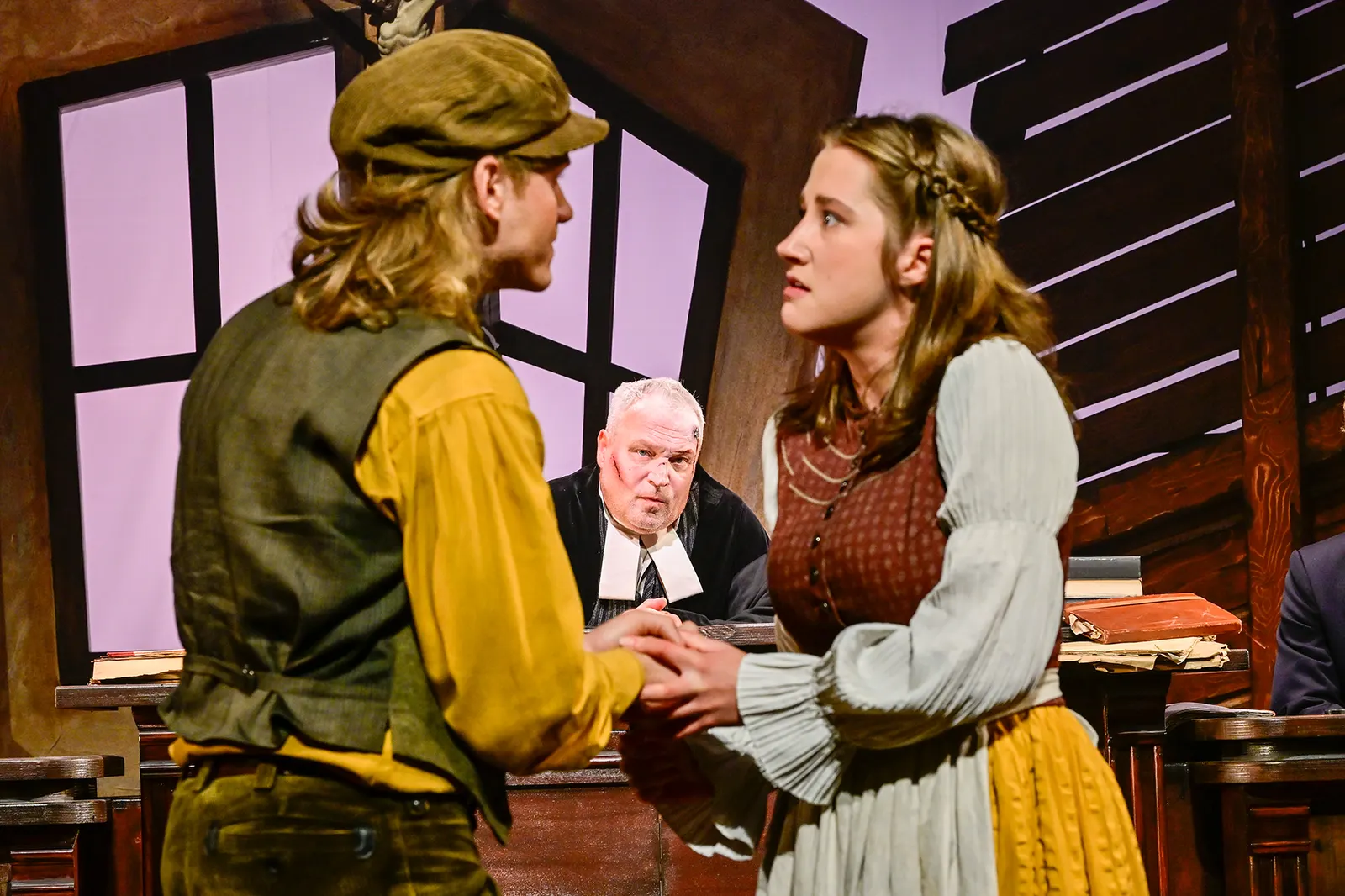 DER ZERBROCHNE KRUG Lustspiel von Heinrich von Kleist Spielzeit 2025/2026 / Premiere: 31.10.2025 Denis Riffel, Andreas Klaue, Marie Schröder Foto: Tobias Metz