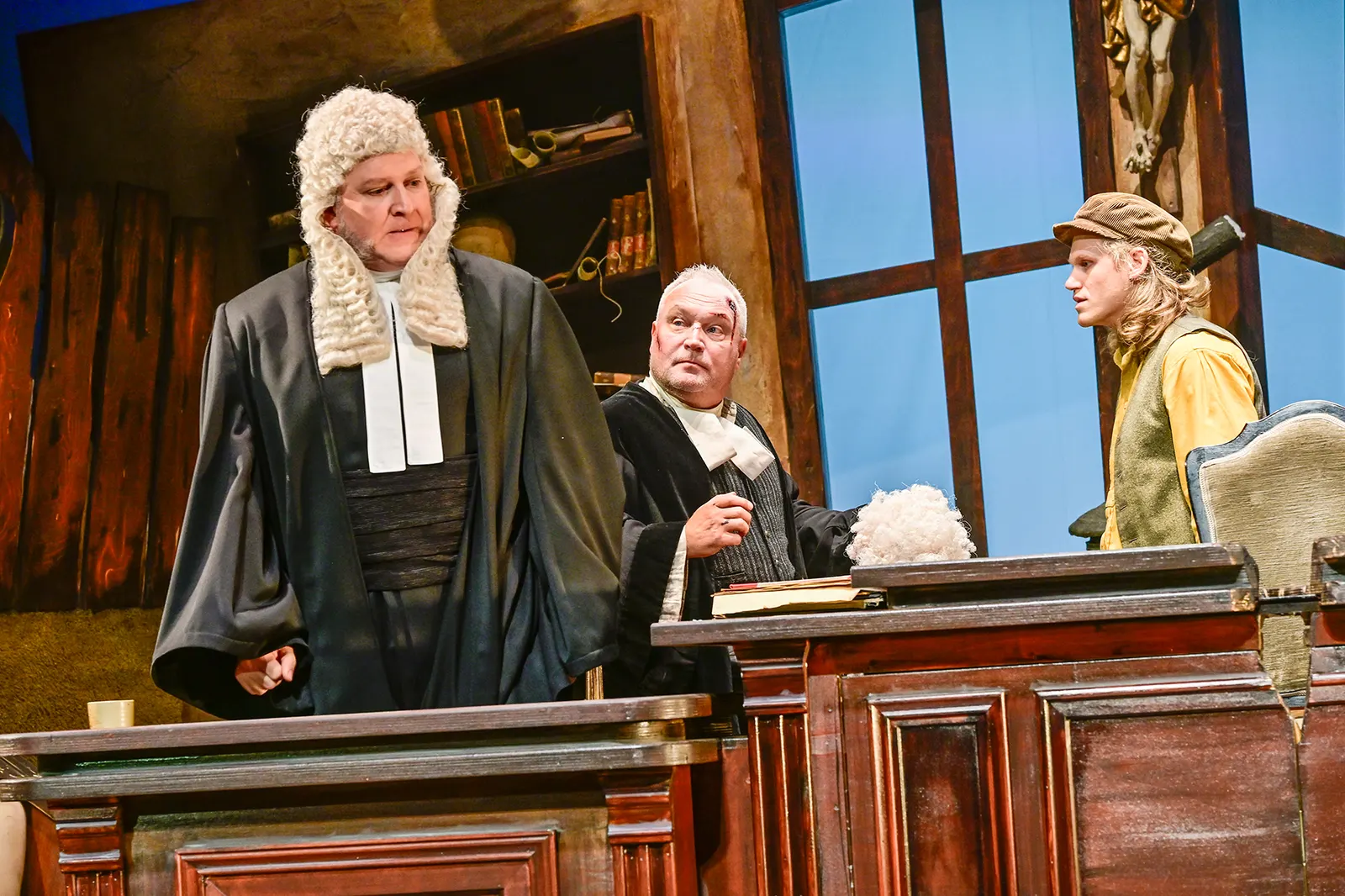 DER ZERBROCHNE KRUG Lustspiel von Heinrich von Kleist Spielzeit 2025/2026 / Premiere: 31.10.2025 Antonio Lallo, Andreas Klaue, Denis Riffel Foto: Tobias Metz