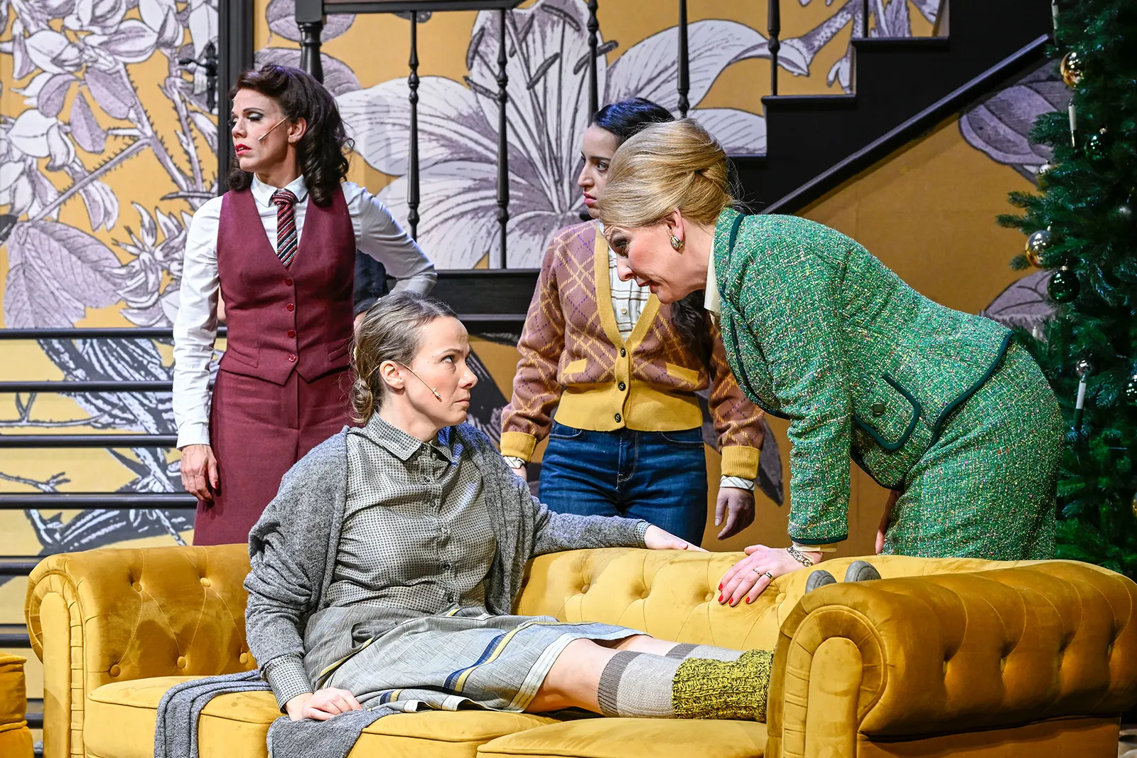 DIE ACHT FRAUEN Kriminalkomödie von Robert Thomas mit Musik Spielzeit 2025/2026 / Premiere: 12.12.2025 Dorothée Kahler, Anne Leßmeister, Rosa Alice Abruscato, Monika Wiedemer Foto:…