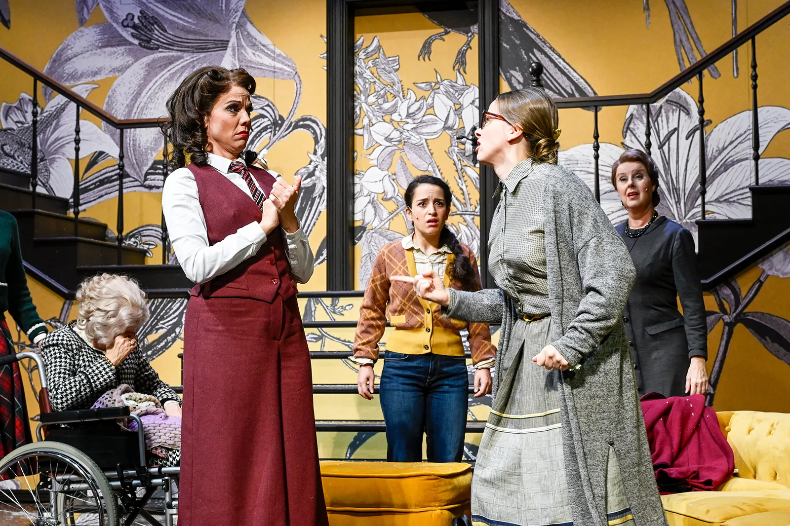 DIE ACHT FRAUEN Kriminalkomödie von Robert Thomas mit Musik Spielzeit 2025/2026 / Premiere: 12.12.2025 Sabine Bräuning, Dorothée Kahler, Rosa Alice Abruscato, Anne Leßmeister, Katj…