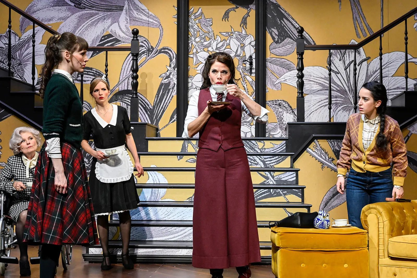 DIE ACHT FRAUEN Kriminalkomödie von Robert Thomas mit Musik Spielzeit 2025/2026 / Premiere: 12.12.2025 Sabine Bräuning, Barbro Viefhaus, Hanna Rebekka Ehlers, Dorothée Kahler, Rosa…