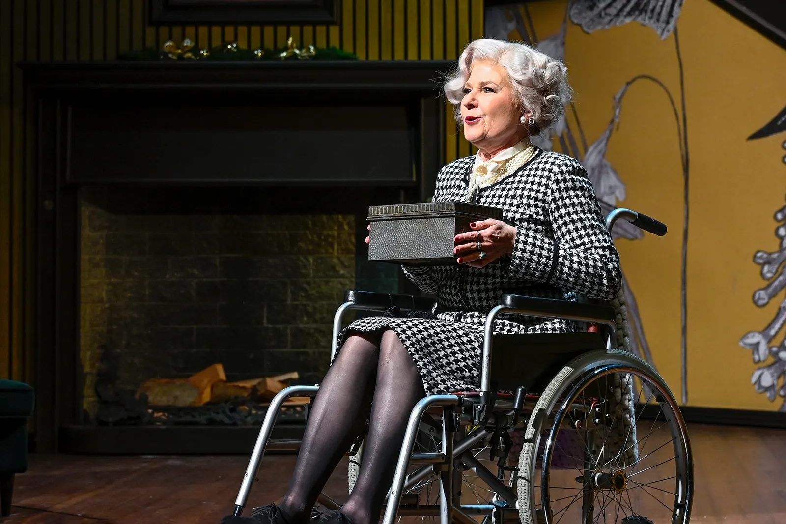 DIE ACHT FRAUEN Kriminalkomödie von Robert Thomas mit Musik Spielzeit 2025/2026 / Premiere: 12.12.2025 Sabine Bräuning Foto: Tobias Metz