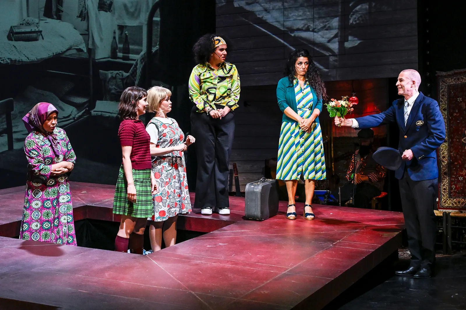 DIE OPTIMISTINNEN Musikalisches Schauspiel nach dem Roman von Gün Tank Bühnenfassung von Murat Yeginer Spielzeit 2025/2026 / Premiere: 12.6.2026 Ursula Berlinghof, Melisa Melek Öze…