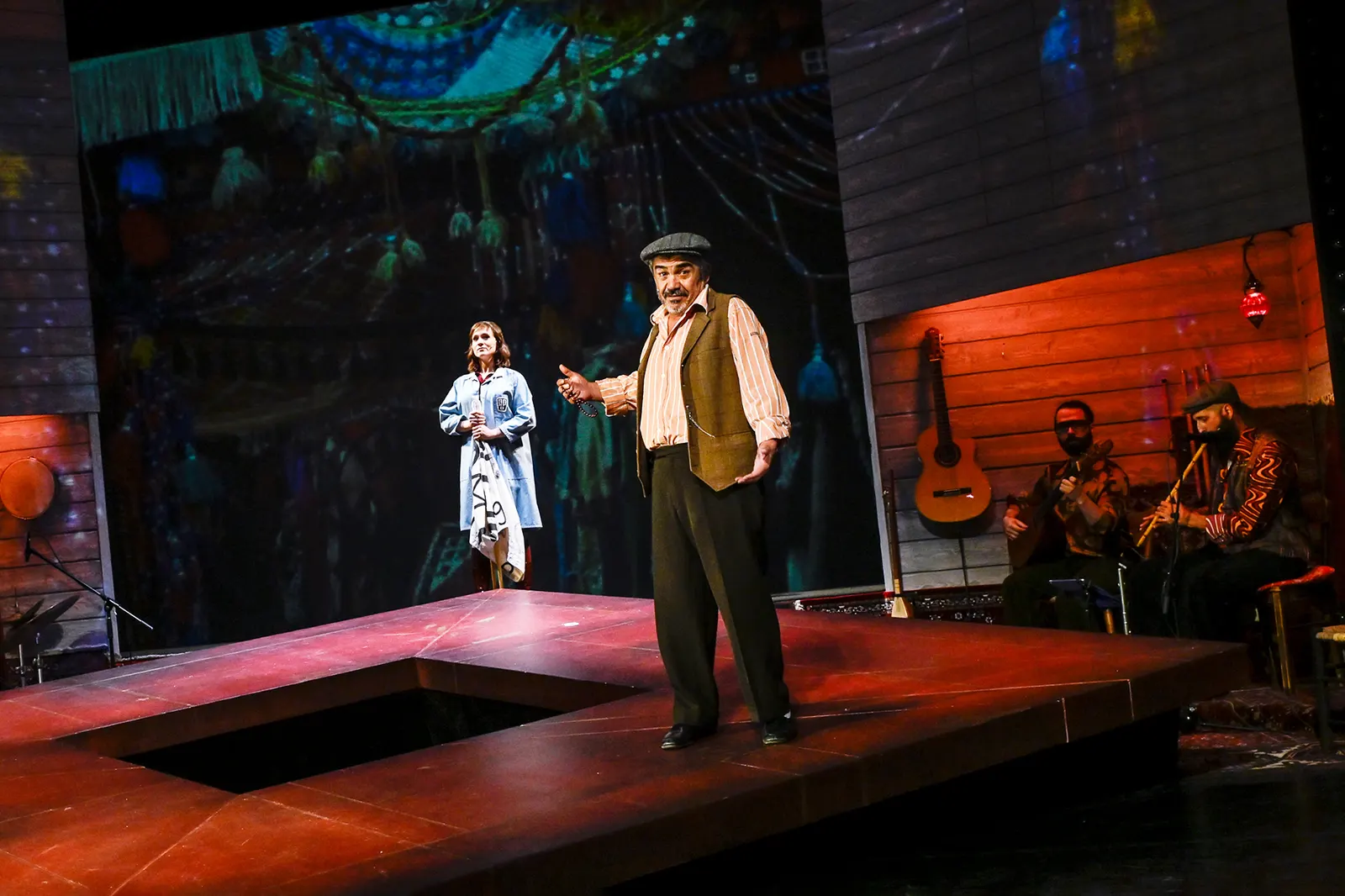 DIE OPTIMISTINNEN Musikalisches Schauspiel nach dem Roman von Gün Tank Bühnenfassung von Murat Yeginer Spielzeit 2025/2026 / Premiere: 12.6.2026 Melisa Melek Özel, Murat Yeginer, E…