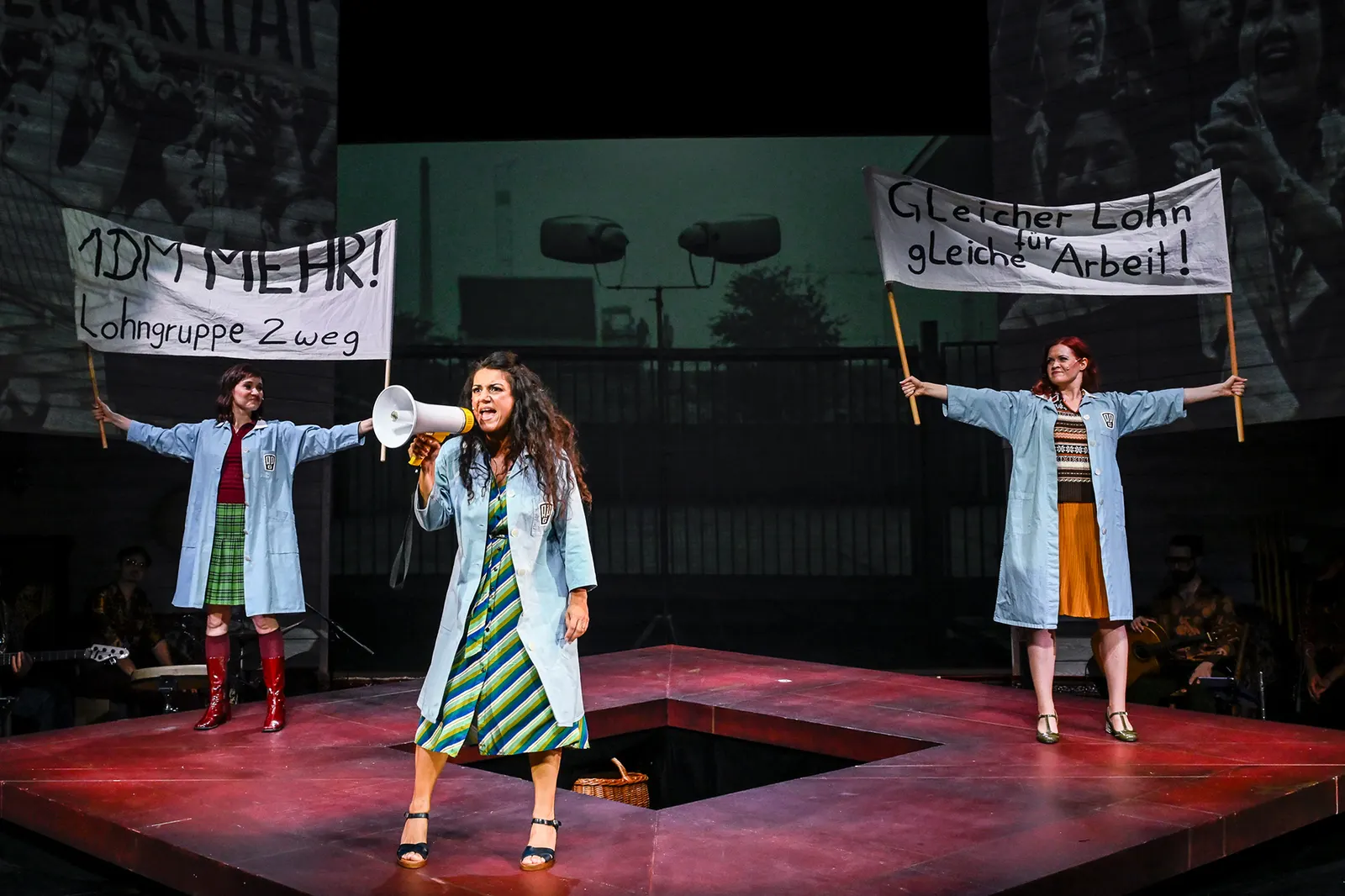 DIE OPTIMISTINNEN Musikalisches Schauspiel nach dem Roman von Gün Tank Bühnenfassung von Murat Yeginer Spielzeit 2025/2026 / Premiere: 12.6.2026 Till Menzer, Melisa Melek Özel, Sel…