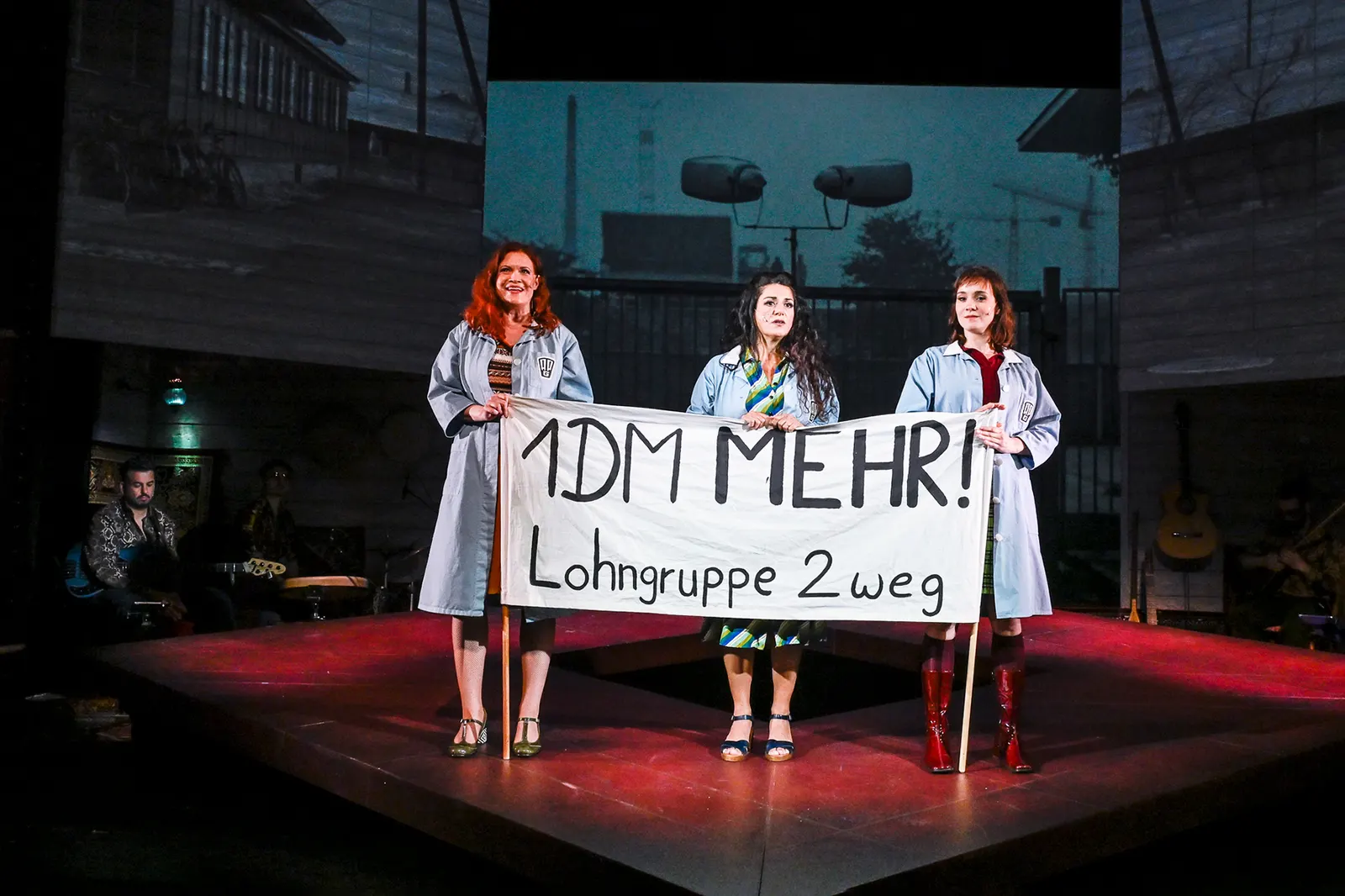DIE OPTIMISTINNEN Musikalisches Schauspiel nach dem Roman von Gün Tank Bühnenfassung von Murat Yeginer Spielzeit 2025/2026 / Premiere: 12.6.2026 Apostolos Naumis, Till Menzer, Sori…