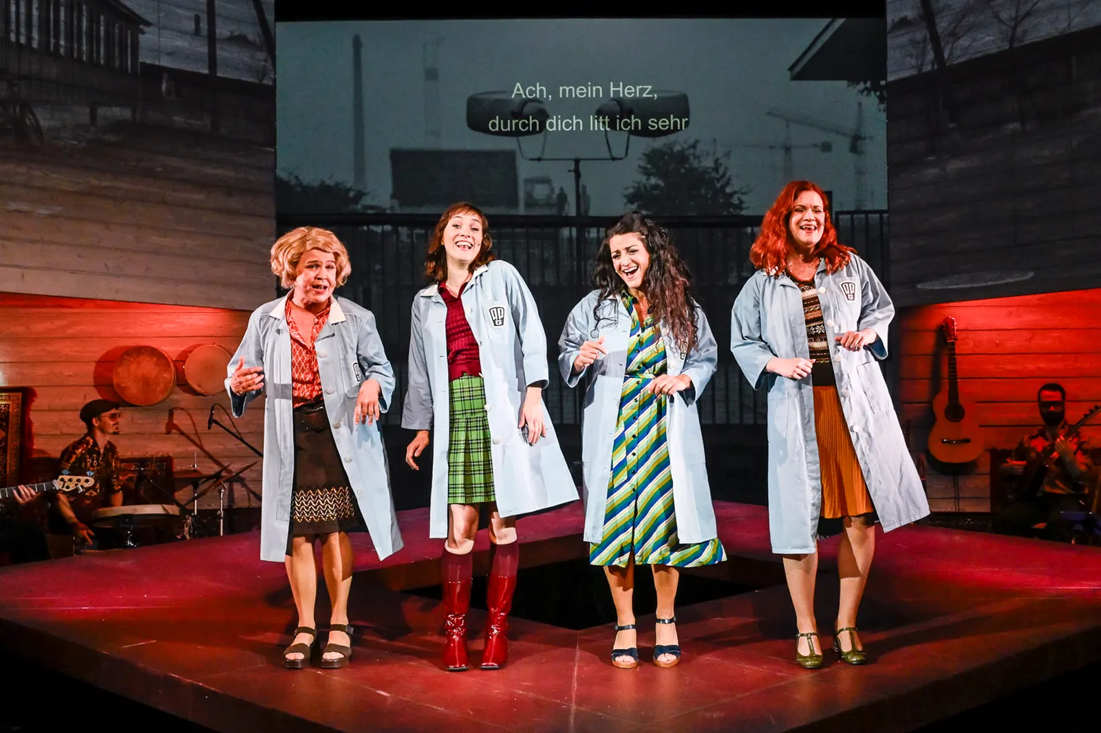DIE OPTIMISTINNEN Musikalisches Schauspiel nach dem Roman von Gün Tank Bühnenfassung von Murat Yeginer Spielzeit 2025/2026 / Premiere: 12.6.2026 Till Menzer, Ursula Berlinghof, Mel…