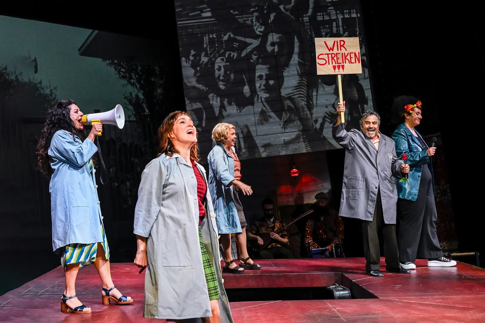 DIE OPTIMISTINNEN Musikalisches Schauspiel nach dem Roman von Gün Tank Bühnenfassung von Murat Yeginer Spielzeit 2025/2026 / Premiere: 12.6.2026 Selda Falke, Melisa Melek Özel, Urs…