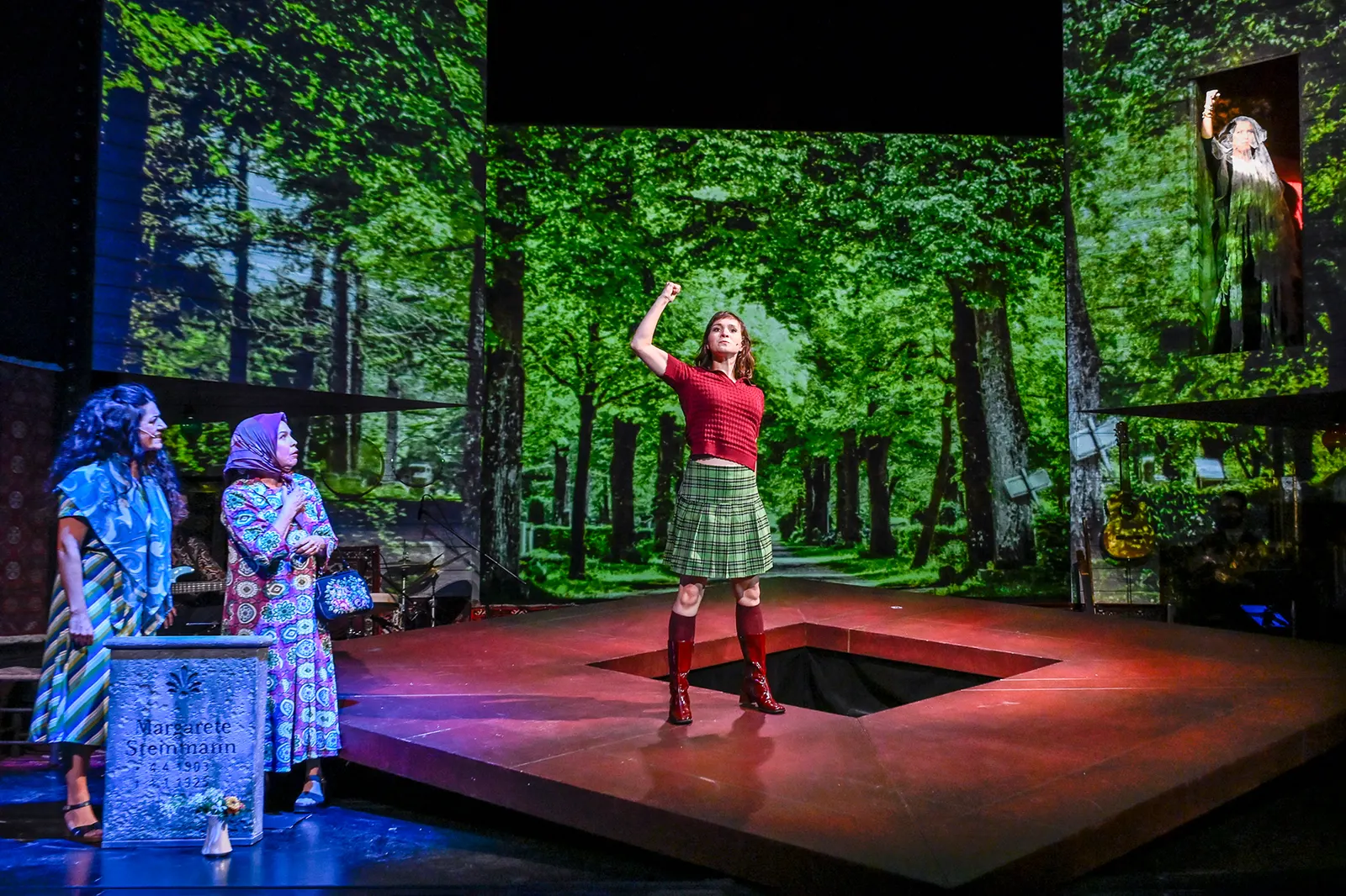 DIE OPTIMISTINNEN Musikalisches Schauspiel nach dem Roman von Gün Tank Bühnenfassung von Murat Yeginer Spielzeit 2025/2026 / Premiere: 12.6.2026 Selda Falke, Ursula Berlinghof, Mel…