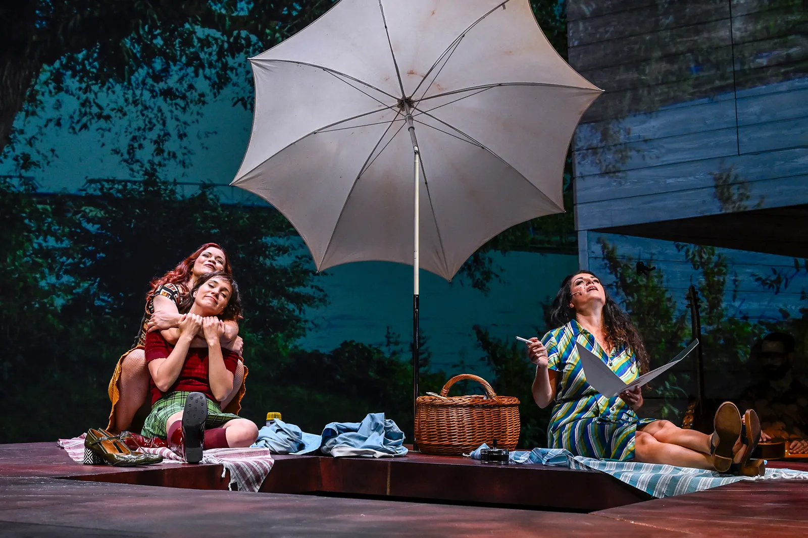 DIE OPTIMISTINNEN Musikalisches Schauspiel nach dem Roman von Gün Tank Bühnenfassung von Murat Yeginer Spielzeit 2025/2026 / Premiere: 12.6.2026 Sorina Kiefer, Melisa Melek Özel, S…