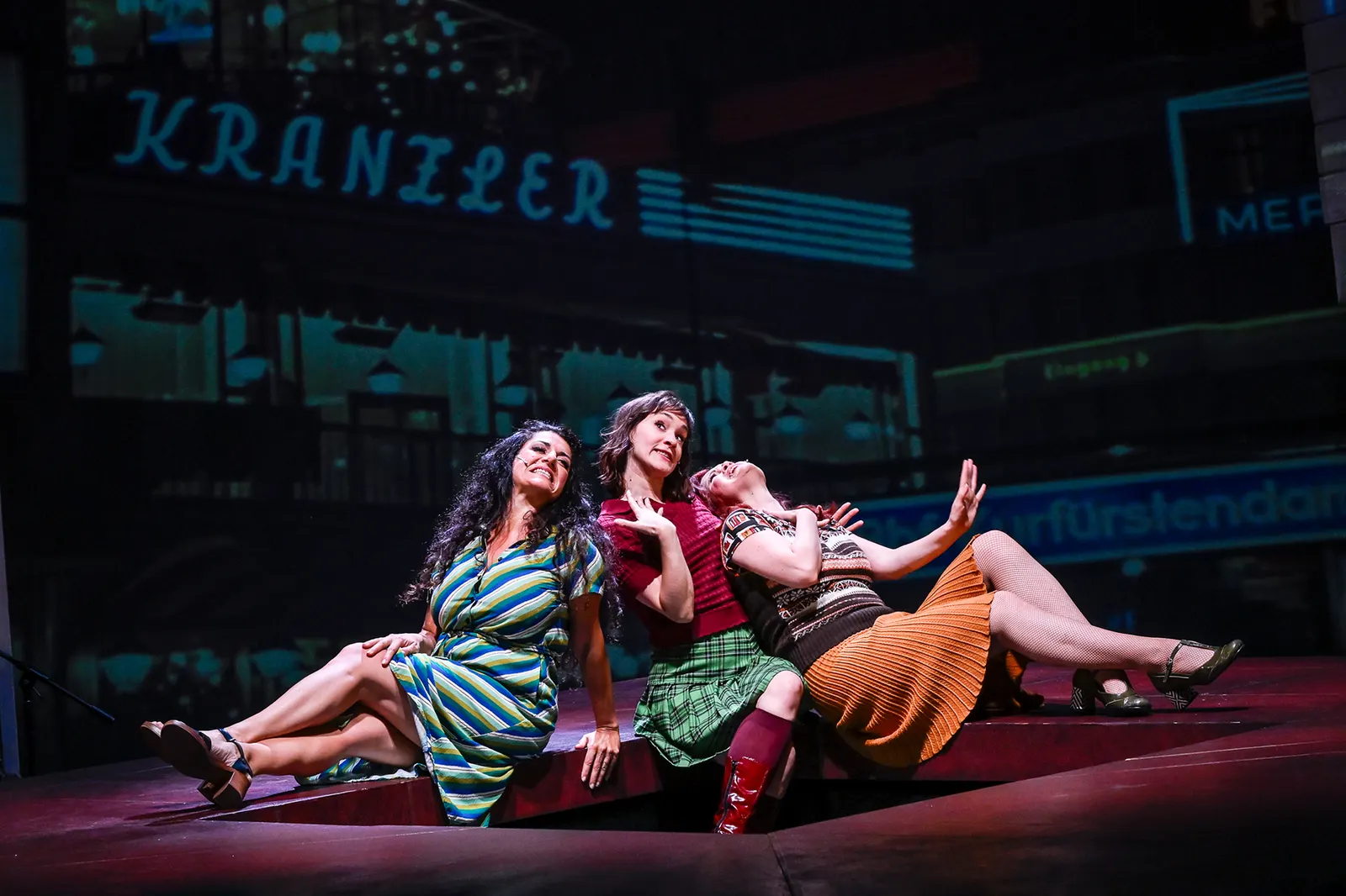 DIE OPTIMISTINNEN Musikalisches Schauspiel nach dem Roman von Gün Tank Bühnenfassung von Murat Yeginer Spielzeit 2025/2026 / Premiere: 12.6.2026 Selda Falke, Melisa Melek Özel, Sor…