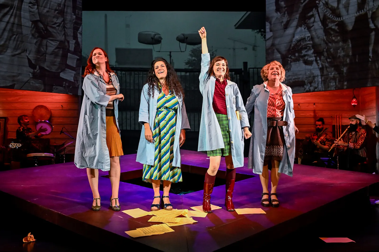 DIE OPTIMISTINNEN Musikalisches Schauspiel nach dem Roman von Gün Tank Bühnenfassung von Murat Yeginer Spielzeit 2025/2026 / Premiere: 12.6.2026 Till Menzer, Sorina Kiefer, Selda F…