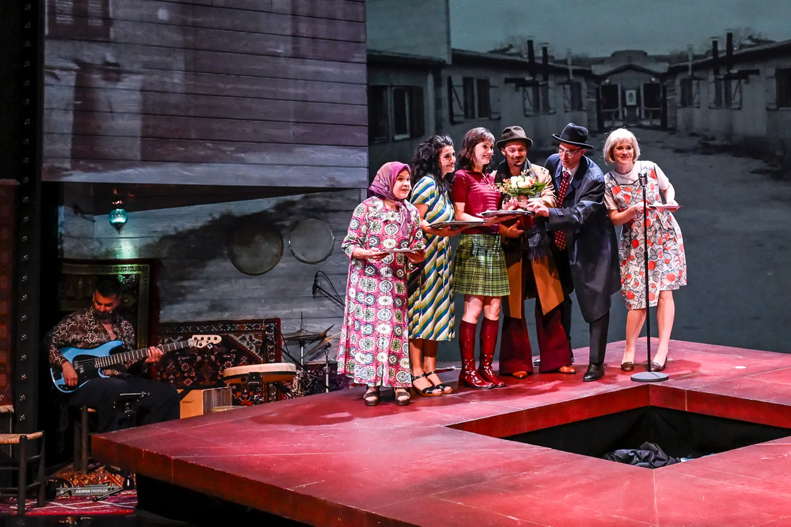 DIE OPTIMISTINNEN Musikalisches Schauspiel nach dem Roman von Gün Tank Bühnenfassung von Murat Yeginer Spielzeit 2025/2026 / Premiere: 12.6.2026 Apostolos Naumis, Ursula Berlinghof…