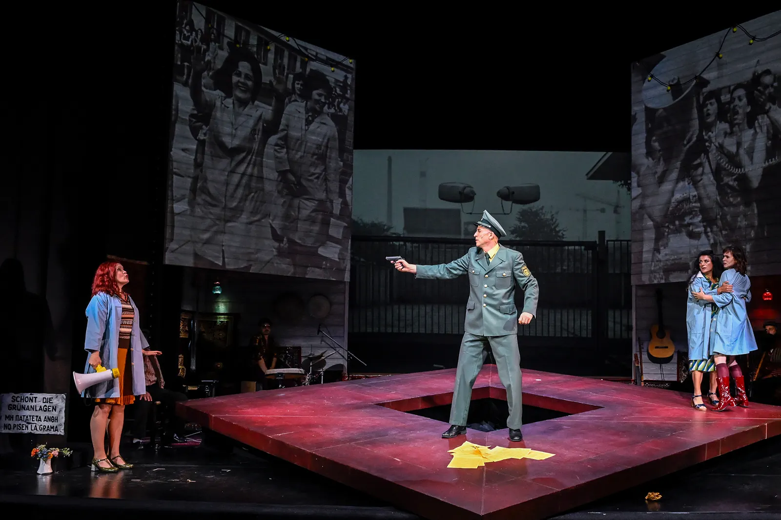 DIE OPTIMISTINNEN Musikalisches Schauspiel nach dem Roman von Gün Tank Bühnenfassung von Murat Yeginer Spielzeit 2025/2026 / Premiere: 12.6.2026 Sorina Kiefer, Till Menzer, Frederi…