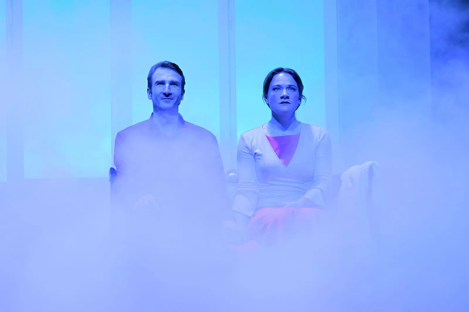 EINSZWEIUNDZWANZIG VOR DEM ENDE Schauspiel von Matthieu Delaporte Spielzeit 2025/2026 / Premiere: 30.1.2026 Heiko Ruprecht, Sophie Göbel Foto: Dietrich Dettmann