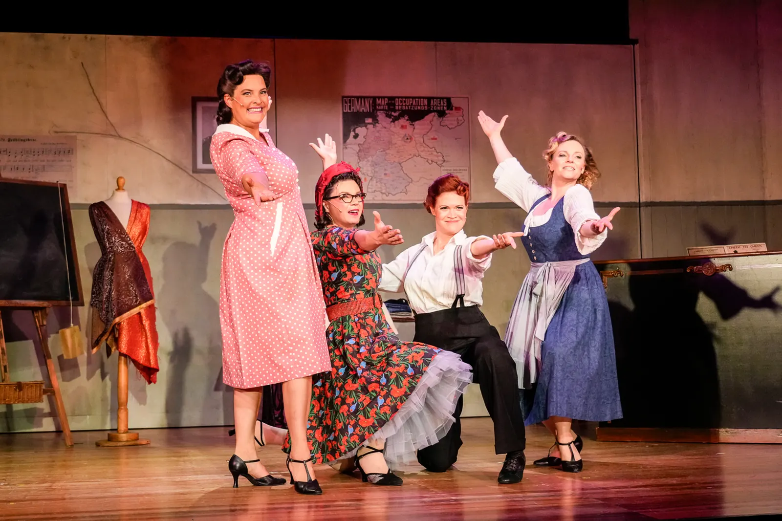 DAS FRÄULEIN WUNDER Musikalische Komödie von Murat Yeginer Spielzeit 2023/2024 / Premiere: 22.9.2023 v. links: Amelie Sturm, Martin Mulders, Sorina Kiefer, Diana Gantner Foto: Tobi…