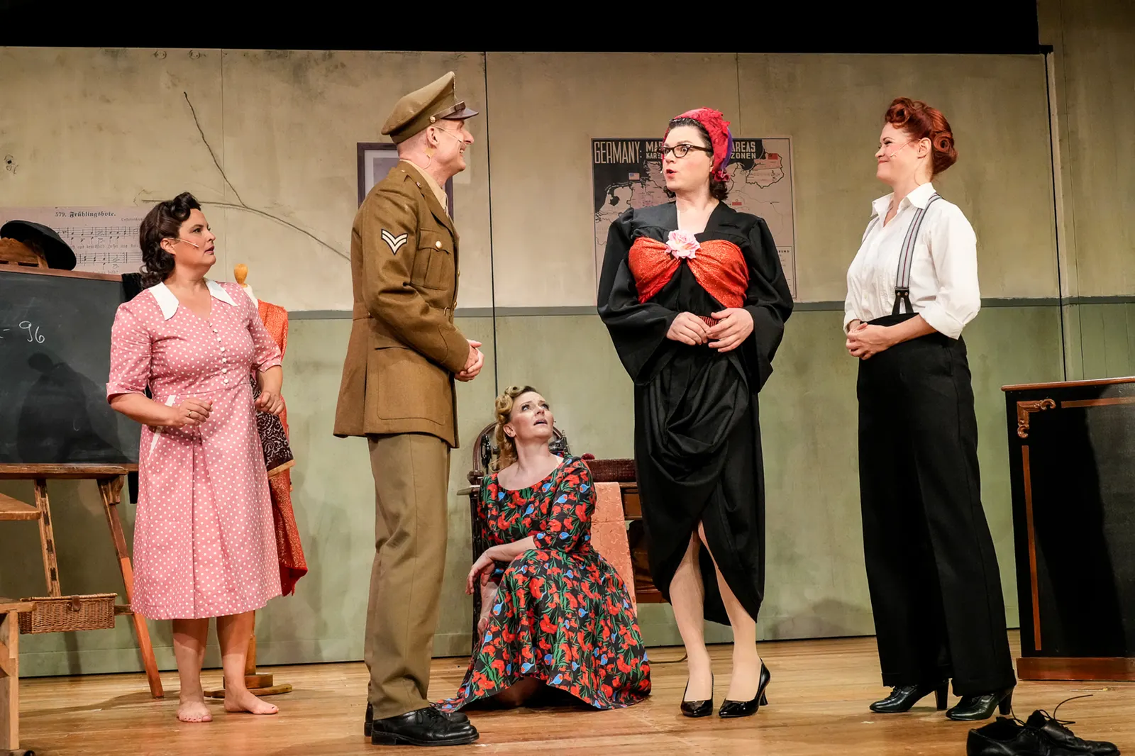 DAS FRÄULEIN WUNDER Musikalische Komödie von Murat Yeginer Spielzeit 2023/2024 / Premiere: 22.9.2023 v. links: Amelie Sturm, Benjamin Hille, Diana Gantner, Martin Mulders, Sorina K…