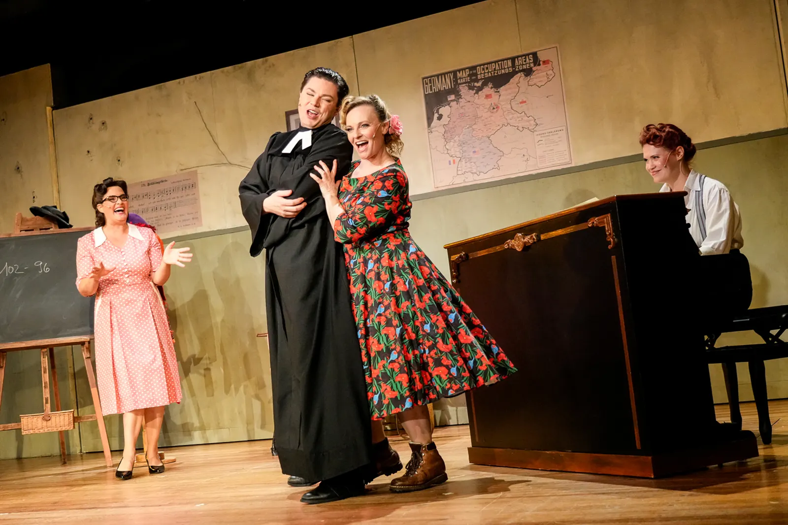 DAS FRÄULEIN WUNDER Musikalische Komödie von Murat Yeginer Spielzeit 2023/2024 / Premiere: 22.9.2023 v. links: Amelie Sturm, Martin Mulders, Diana Gantner, Sorina Kiefer Foto: Tobi…
