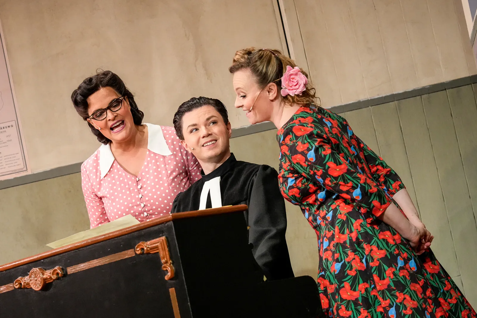 DAS FRÄULEIN WUNDER Musikalische Komödie von Murat Yeginer Spielzeit 2023/2024 / Premiere: 22.9.2023 v. links: Amelie Sturm, Martin Mulders, Diana Gantner Foto: Tobias Metz