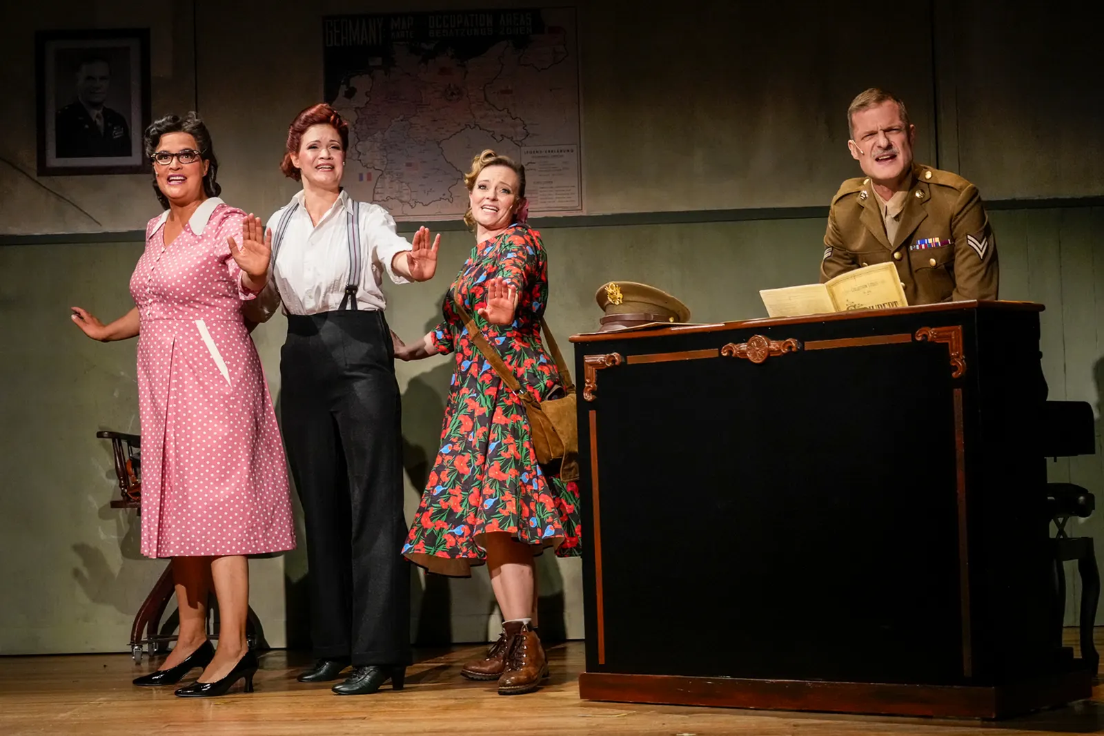 DAS FRÄULEIN WUNDER Musikalische Komödie von Murat Yeginer Spielzeit 2023/2024 / Premiere: 22.9.2023 v. links: Amelie Sturm, Sorina Kiefer, Diana Gantner, Benjamin Hille Foto: Tobi…