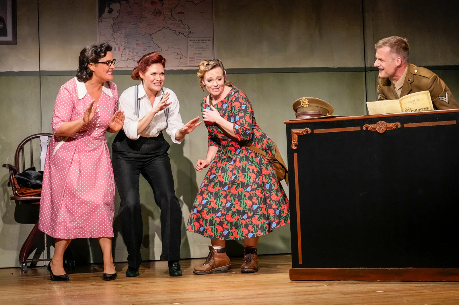 DAS FRÄULEIN WUNDER Musikalische Komödie von Murat Yeginer Spielzeit 2023/2024 / Premiere: 22.9.2023 v. links: Amelie Sturm, Sorina Kiefer, Diana Gantner, Benjamin Hille Foto: Tobi…