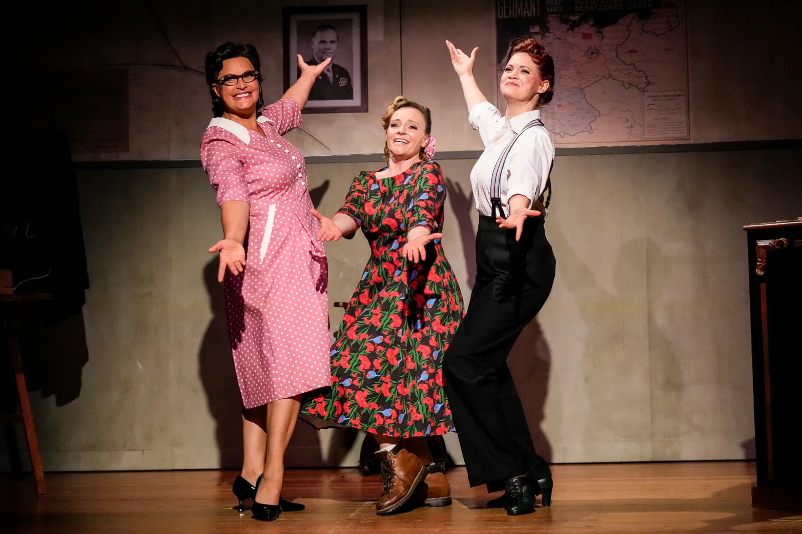 DAS FRÄULEIN WUNDER Musikalische Komödie von Murat Yeginer Spielzeit 2023/2024 / Premiere: 22.9.2023 v. links: Amelie Sturm, Diana Gantner, Sorina Kiefer Foto: Tobias Metz