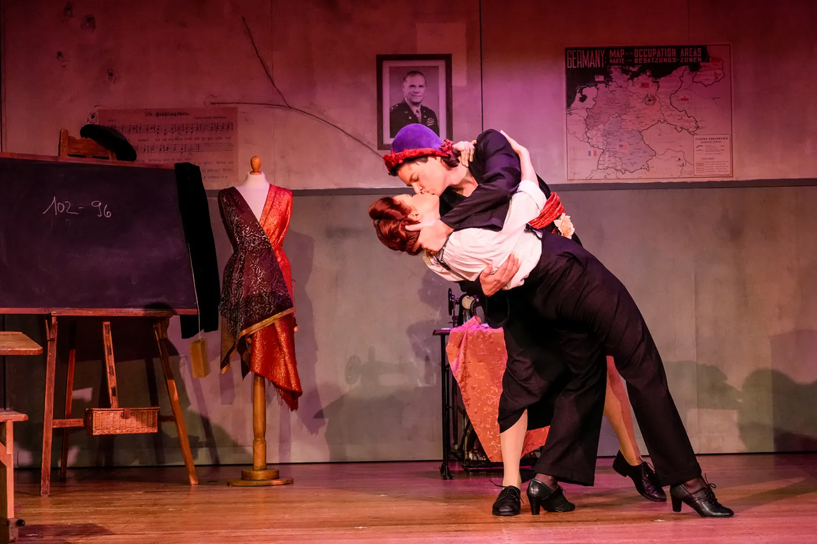 DAS FRÄULEIN WUNDER Musikalische Komödie von Murat Yeginer Spielzeit 2023/2024 / Premiere: 22.9.2023 Sorina Kiefer und Martin Mulders Foto: Tobias Metz