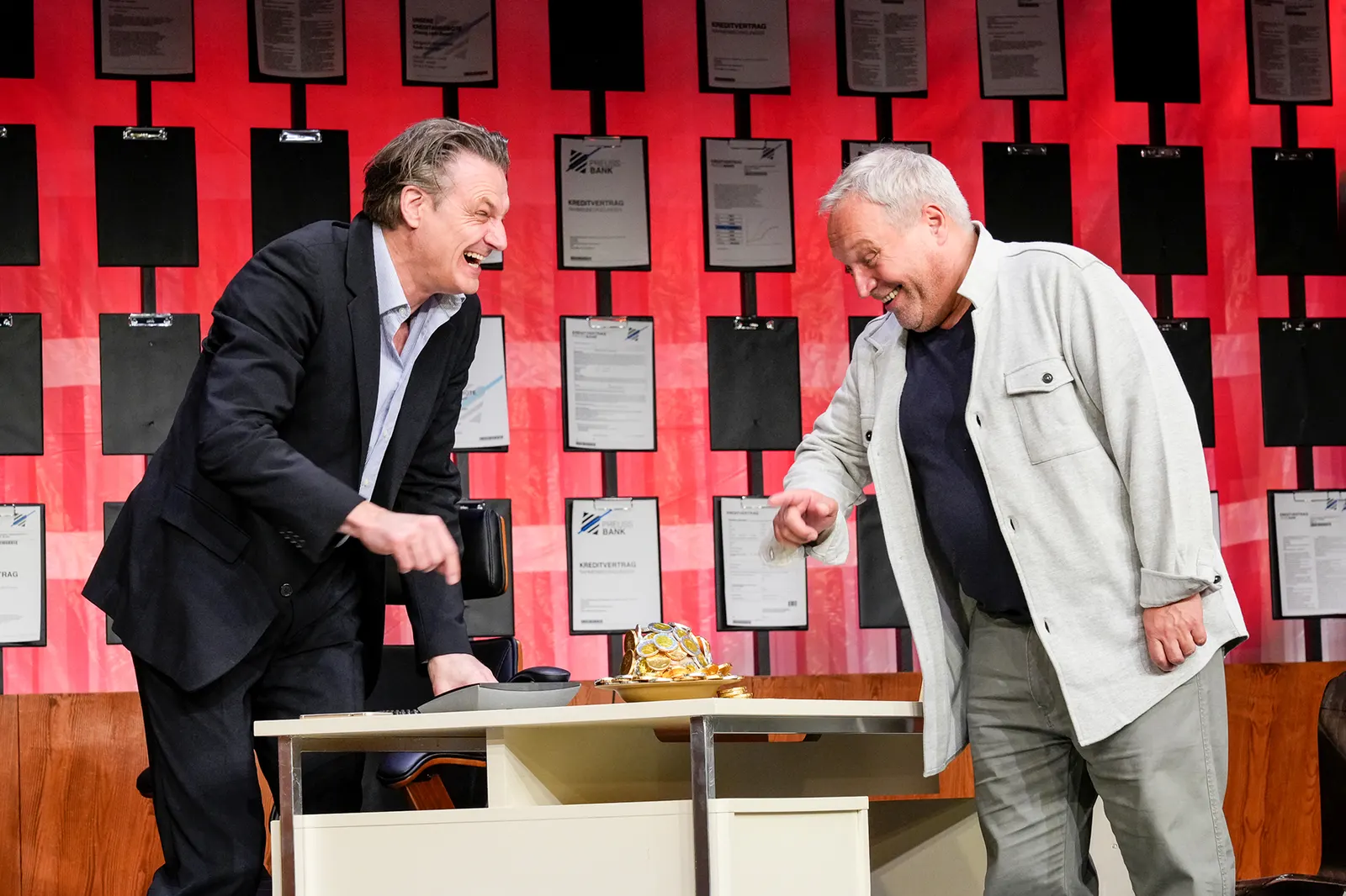 DER KREDIT Komödie von Jordi Galceran Spielzeit 2023/2024 / Premiere: 17.5.2024 Ralf Stech, Andreas Klaue Foto: Tobias Metz
