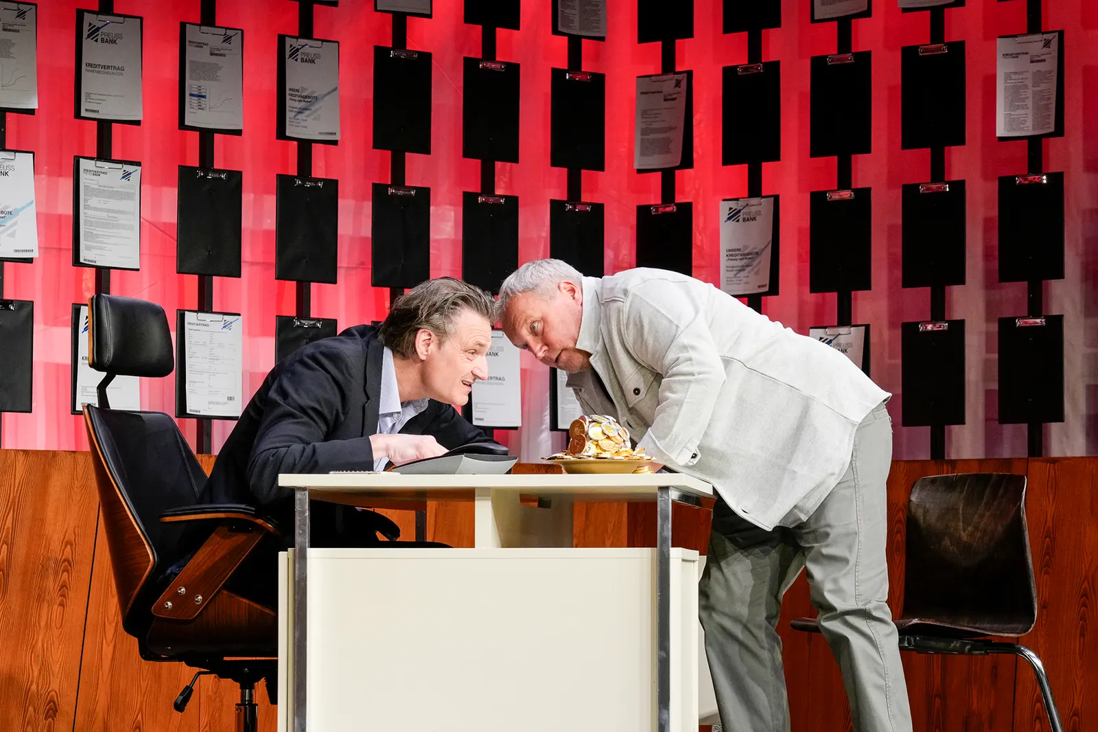 DER KREDIT Komödie von Jordi Galceran Spielzeit 2023/2024 / Premiere: 17.5.2024 Ralf Stech, Andreas Klaue Foto: Tobias Metz