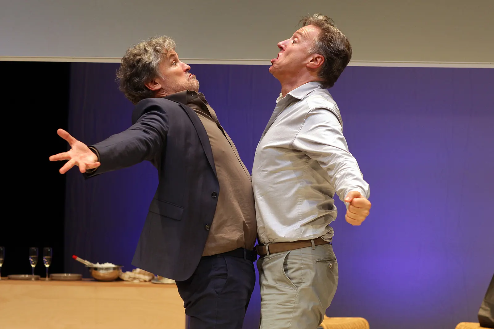 DIE KEHRSEITE DER MEDAILLE Komödie von Florian Zeller Spielzeit 2023/2024 / Premiere: 18.1.2024 v. links: Timothy Peach, Martin Armknecht Foto: Dietrich Dettmann