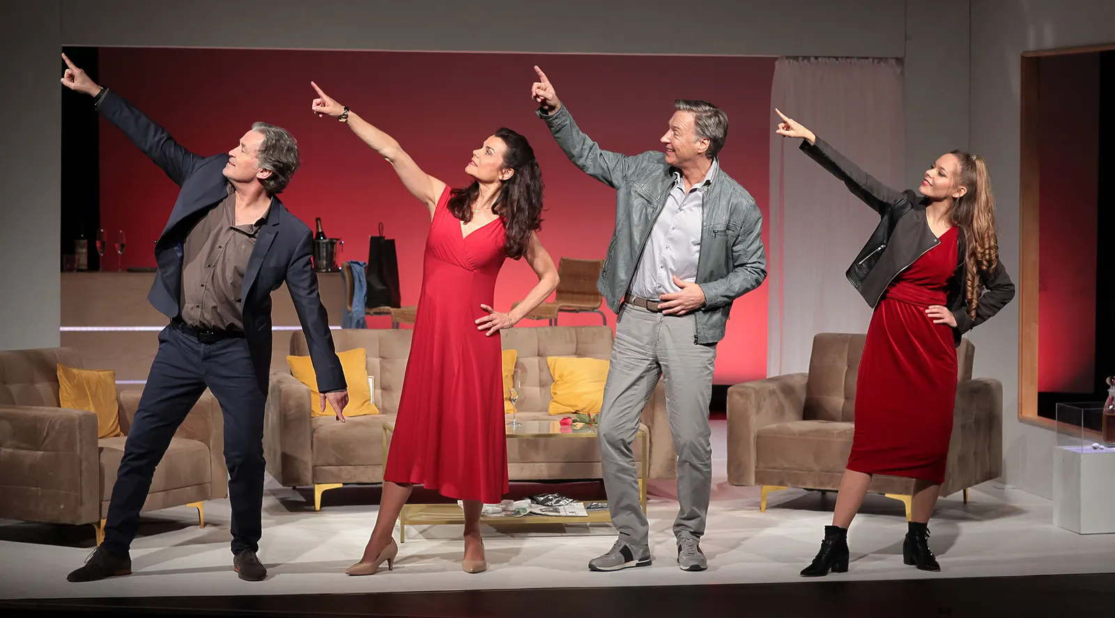 DIE KEHRSEITE DER MEDAILLE Komödie von Florian Zeller Spielzeit 2023/2024 / Premiere: 18.1.2024 v. links: Timothy Peach, Nicola Tiggeler, Martin Armknecht, Mia Geese Foto: Dietrich…