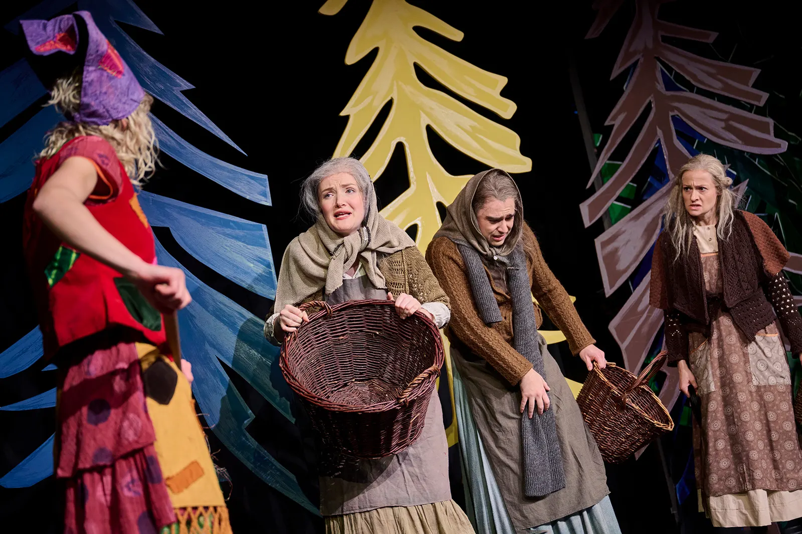 DIE KLEINE HEXE nach dem Kinderbuch von Otfried Preußler Spielzeit 2023/2024 / Premiere: 1.12.2023 Farina Violetta Giesmann, Larissa Bader, Luca Hämmerle, Susanne Theil Foto: Marti…