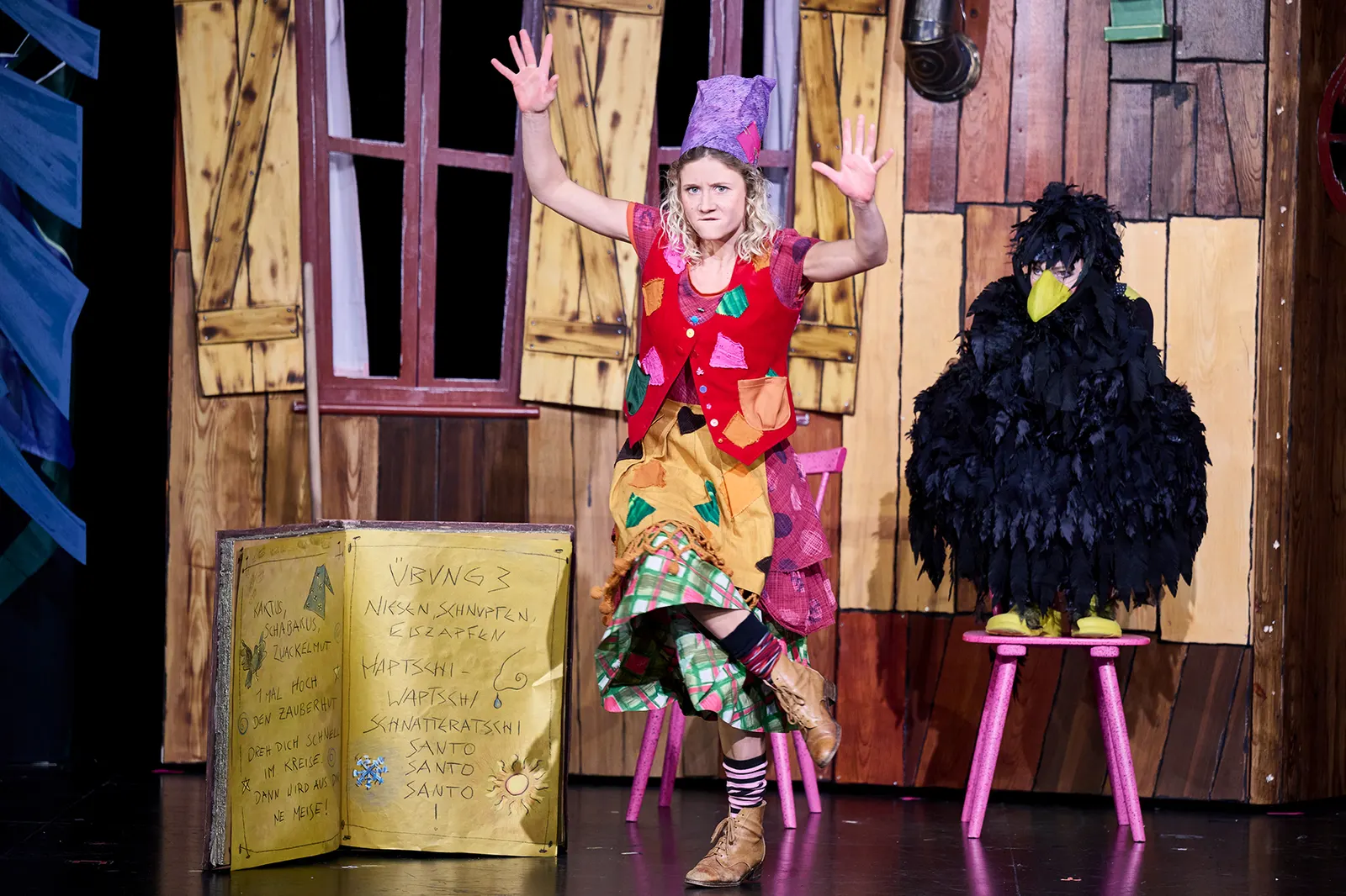 DIE KLEINE HEXE nach dem Kinderbuch von Otfried Preußler Spielzeit 2023/2024 / Premiere: 1.12.2023 Farina Violetta Giesmann, Diana Gantner Foto: Martin Sigmund
