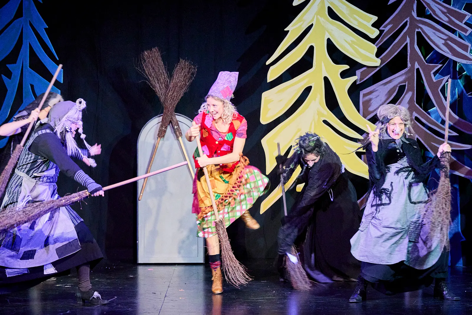 DIE KLEINE HEXE nach dem Kinderbuch von Otfried Preußler Spielzeit 2023/2024 / Premiere: 1.12.2023 Luca Hämmerle, Larissa Bader, Farina Violetta Giesmann, Diana Gantner, Susanne Th…