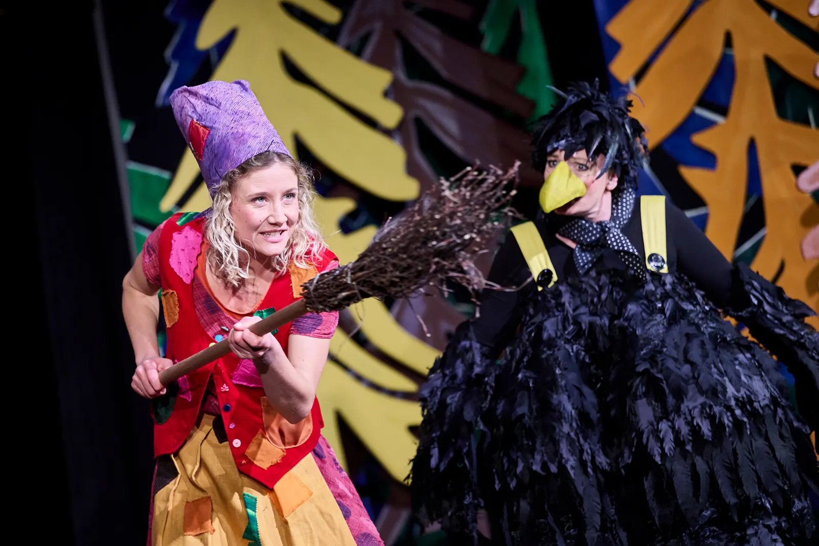 DIE KLEINE HEXE nach dem Kinderbuch von Otfried Preußler Spielzeit 2023/2024 / Premiere: 1.12.2023 Farina Violetta Giesmann, Diana Gantner Foto: Martin Sigmund