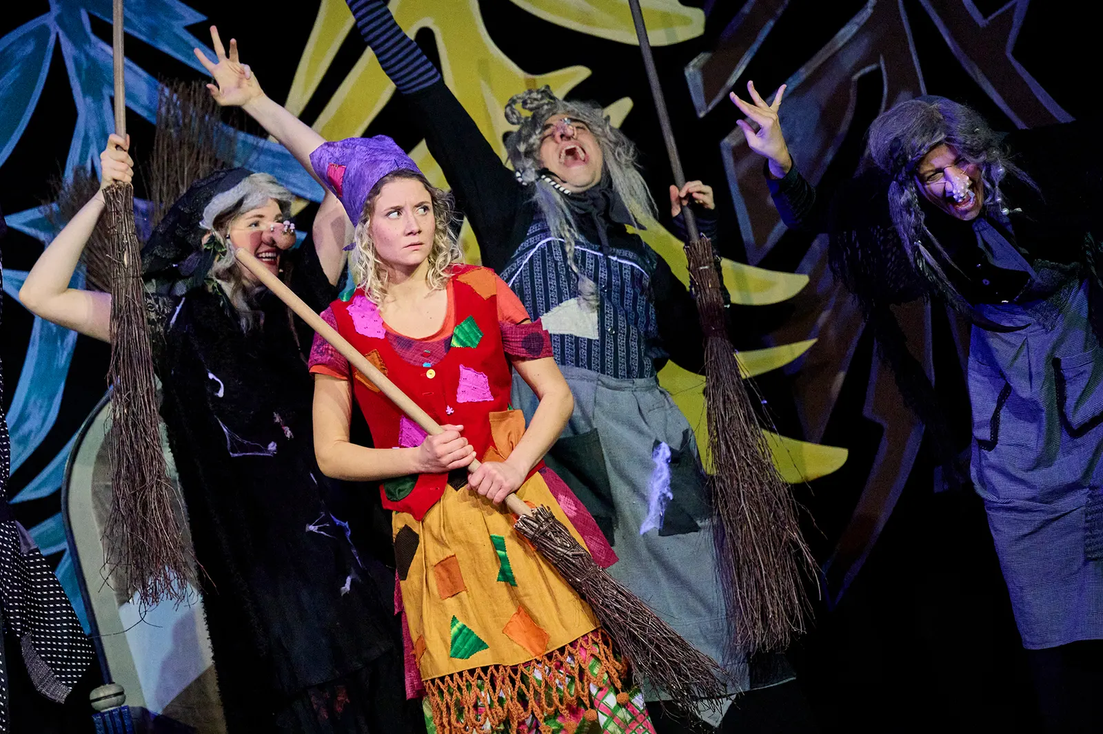 DIE KLEINE HEXE nach dem Kinderbuch von Otfried Preußler Spielzeit 2023/2024 / Premiere: 1.12.2023 Larissa Bader, Farina Violetta Giesmann, Luca Hämmerle, Susanne Theil Foto: Marti…