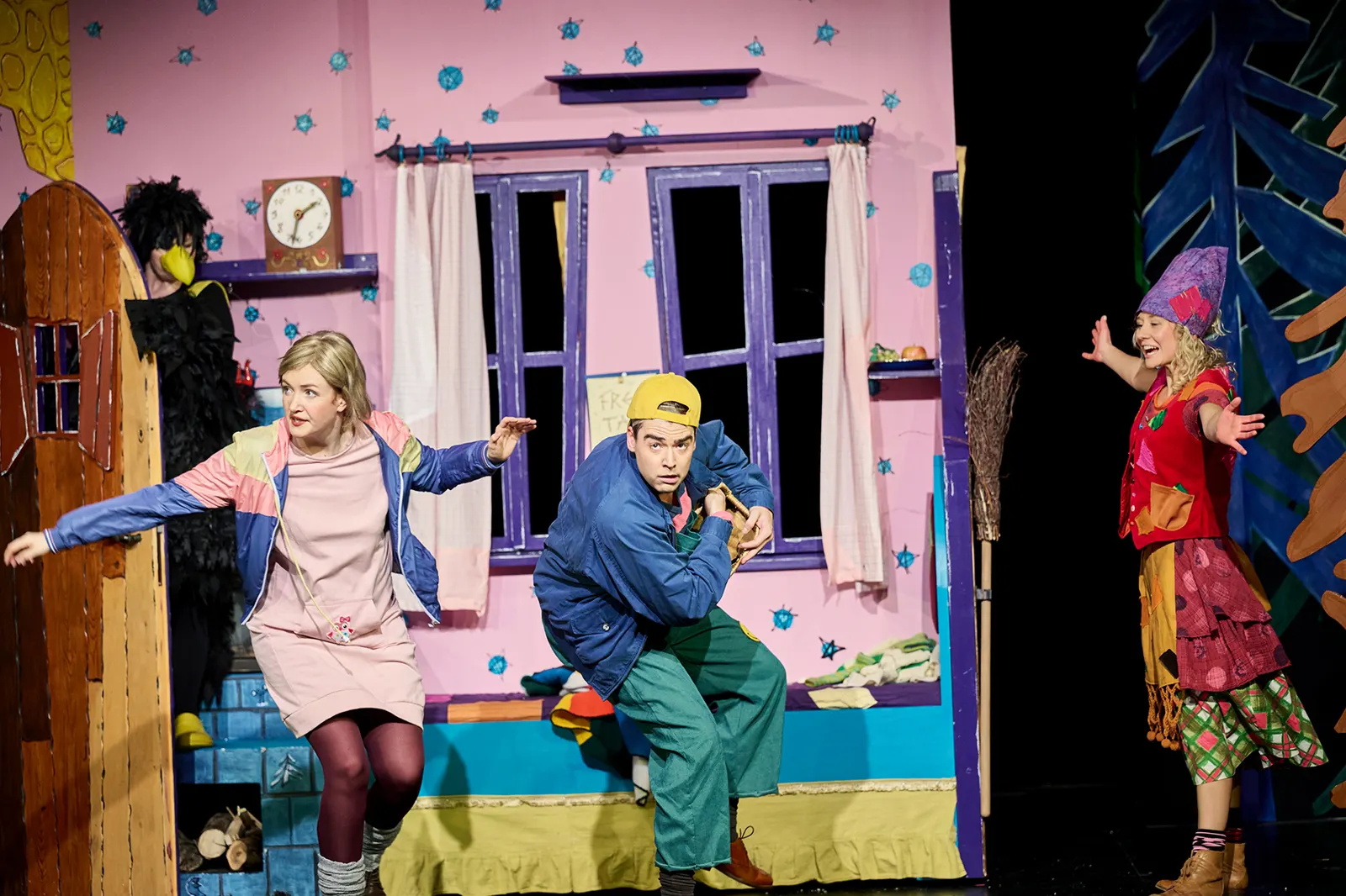 DIE KLEINE HEXE nach dem Kinderbuch von Otfried Preußler Spielzeit 2023/2024 / Premiere: 1.12.2023 Diana Gantner, Larissa Bader, Luca Hämmerle, Farina Violetta Giesmann Foto: Marti…