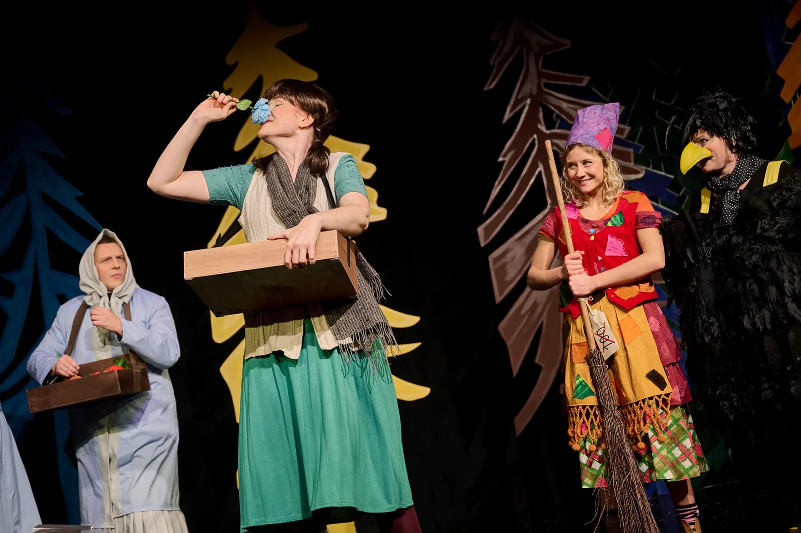 DIE KLEINE HEXE nach dem Kinderbuch von Otfried Preußler Spielzeit 2023/2024 / Premiere: 1.12.2023 Paul Schaeffer, Larissa Bader, Farina Violetta Giesmann, Diana Gantner Foto: Mart…