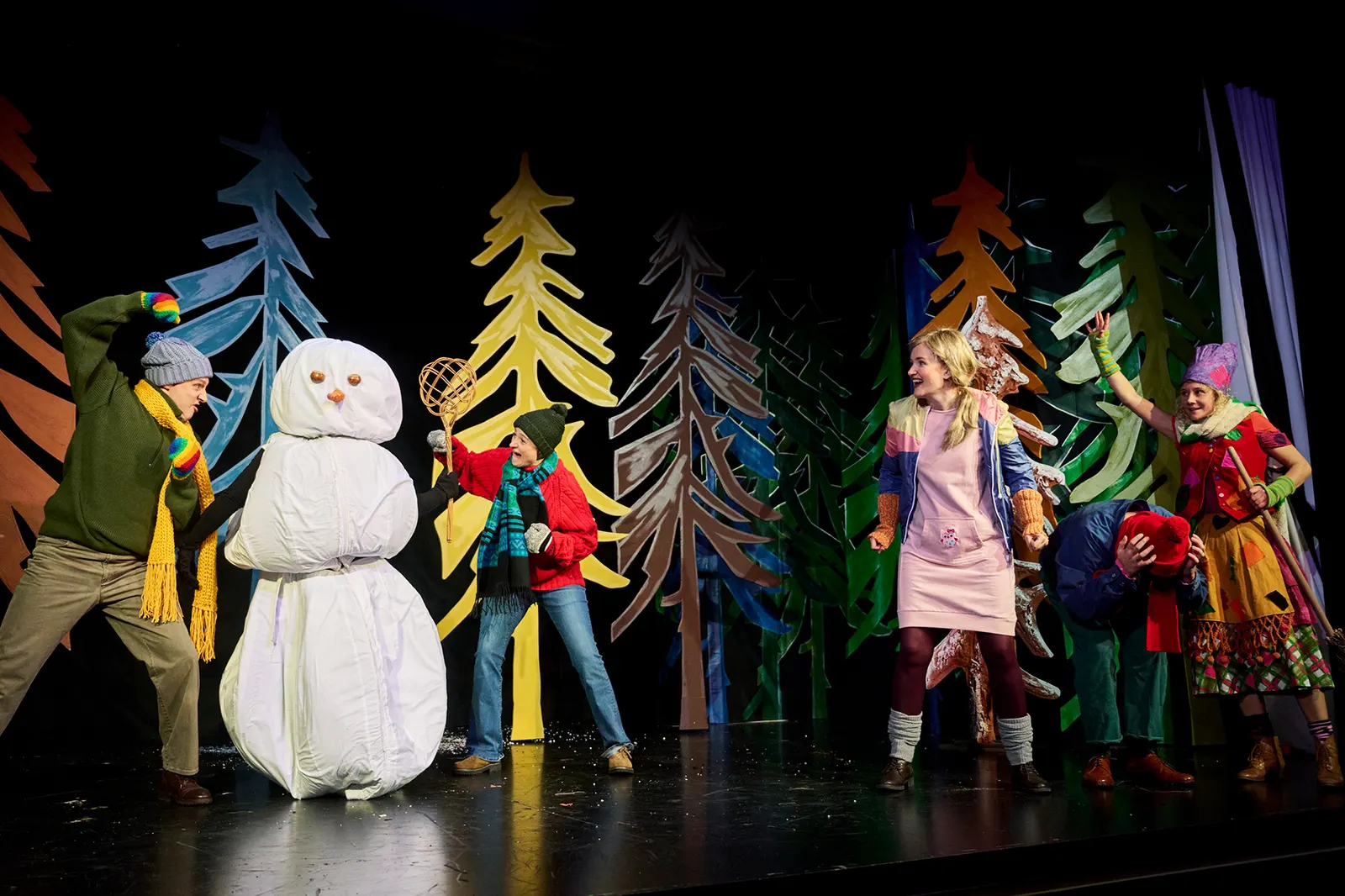 DIE KLEINE HEXE nach dem Kinderbuch von Otfried Preußler Spielzeit 2023/2024 / Premiere: 1.12.2023 Paul Schaeffer, Diana Gantner, Susanne Theil, Larissa Bader, Luca Hämmerle, Farin…