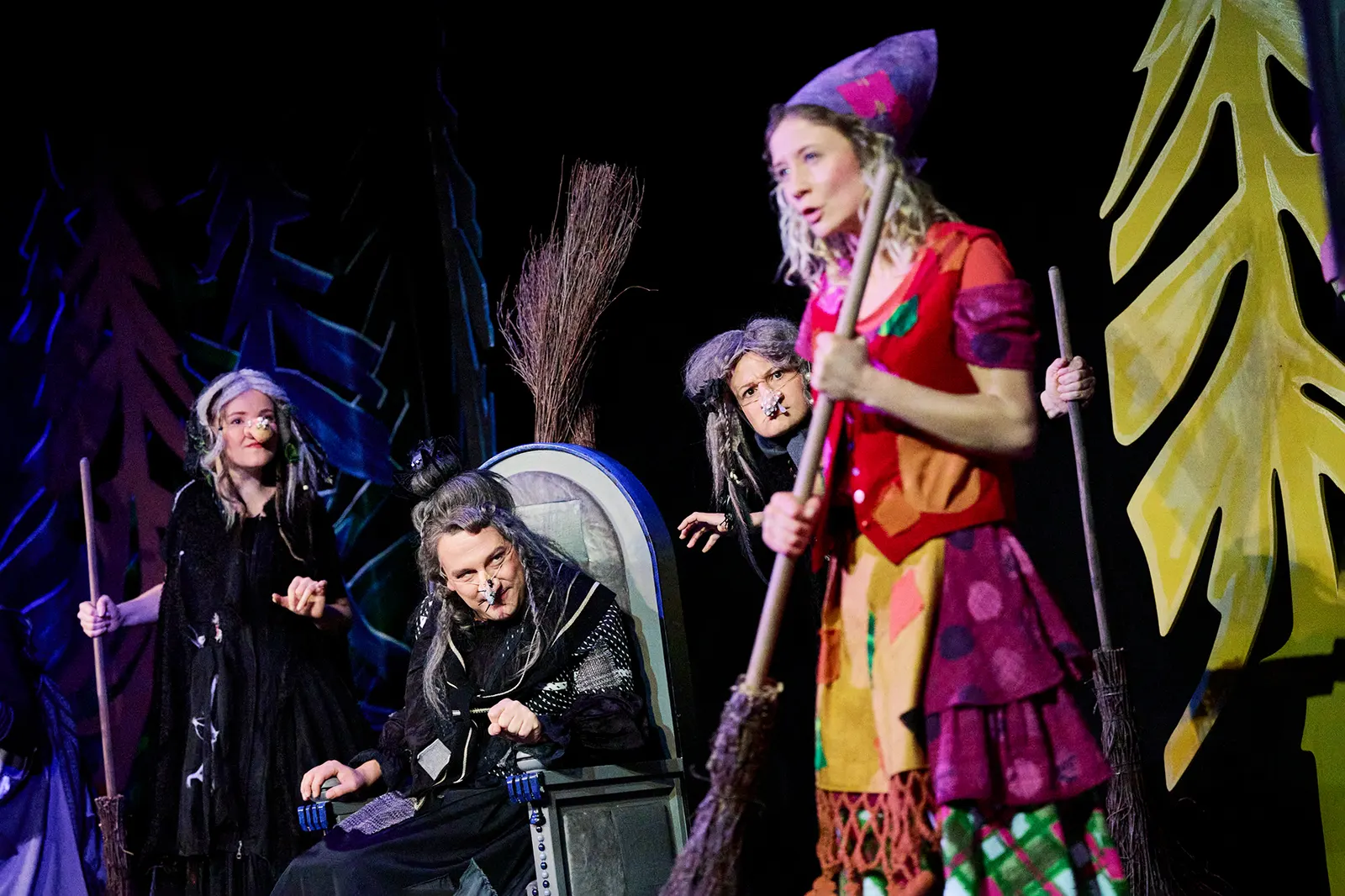 DIE KLEINE HEXE nach dem Kinderbuch von Otfried Preußler Spielzeit 2023/2024 / Premiere: 1.12.2023 Larissa Bader, Paul Schaeffer, Susanne Theil, Farina Violetta Giesmann Foto: Mart…