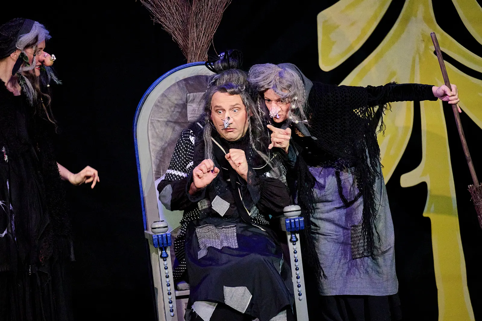 DIE KLEINE HEXE nach dem Kinderbuch von Otfried Preußler Spielzeit 2023/2024 / Premiere: 1.12.2023 Larissa Bader, Paul Schaeffer, Susanne Theil Foto: Martin Sigmund