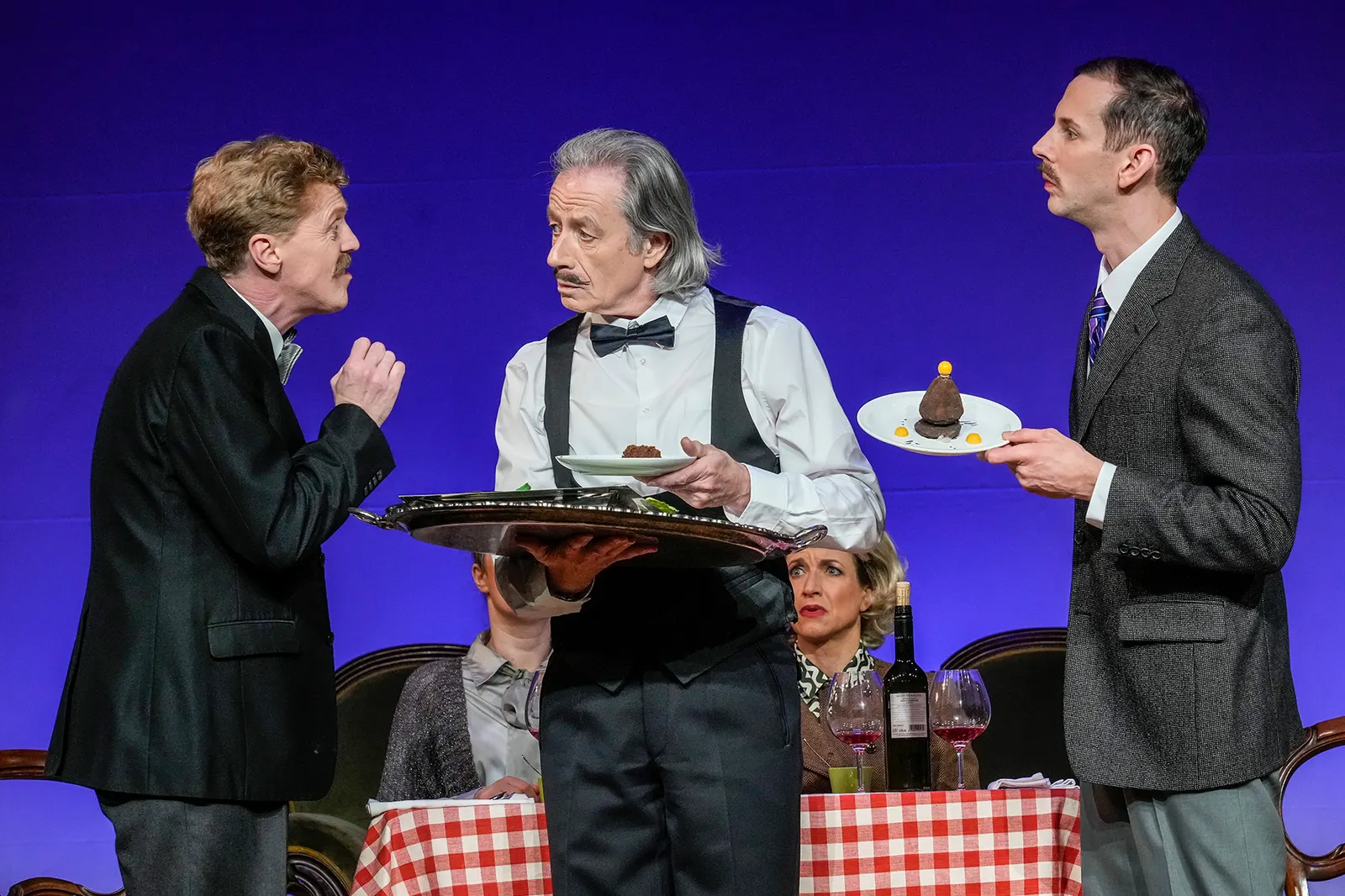 LORIOTS DRAMATISCHE WERKE Sketche und Szenen von Vicco von Bülow, genannt LORIOT Spielzeit 2023/2024 / Premiere: 22.3.2024 Marius Hubel, Magdalena Flade, Rupert Hausner, Maja Mülle…