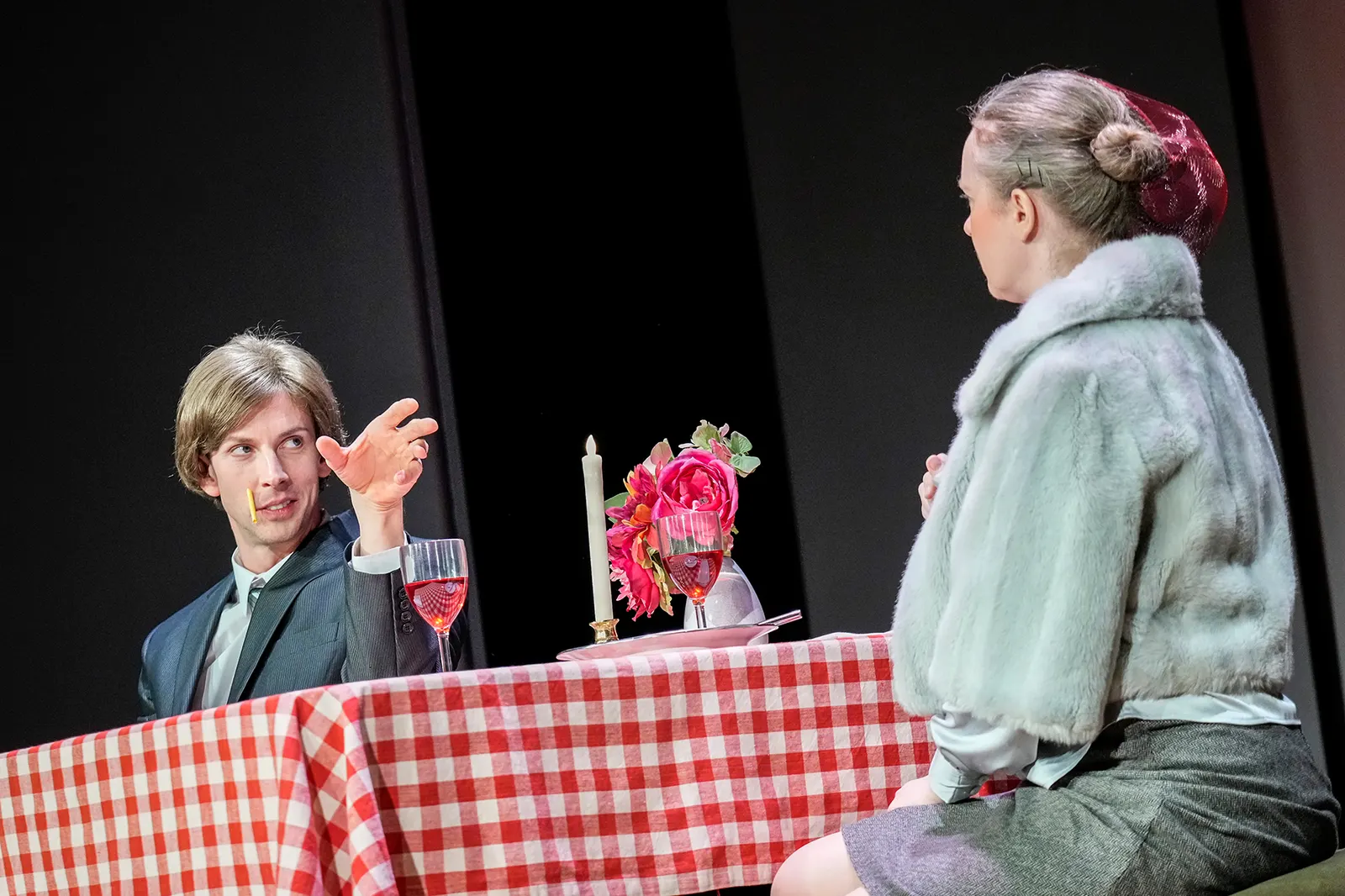 LORIOTS DRAMATISCHE WERKE Sketche und Szenen von Vicco von Bülow, genannt LORIOT Spielzeit 2023/2024 / Premiere: 22.3.2024 Gideon Rapp, Magdalena Flade Foto: Tobias Metz