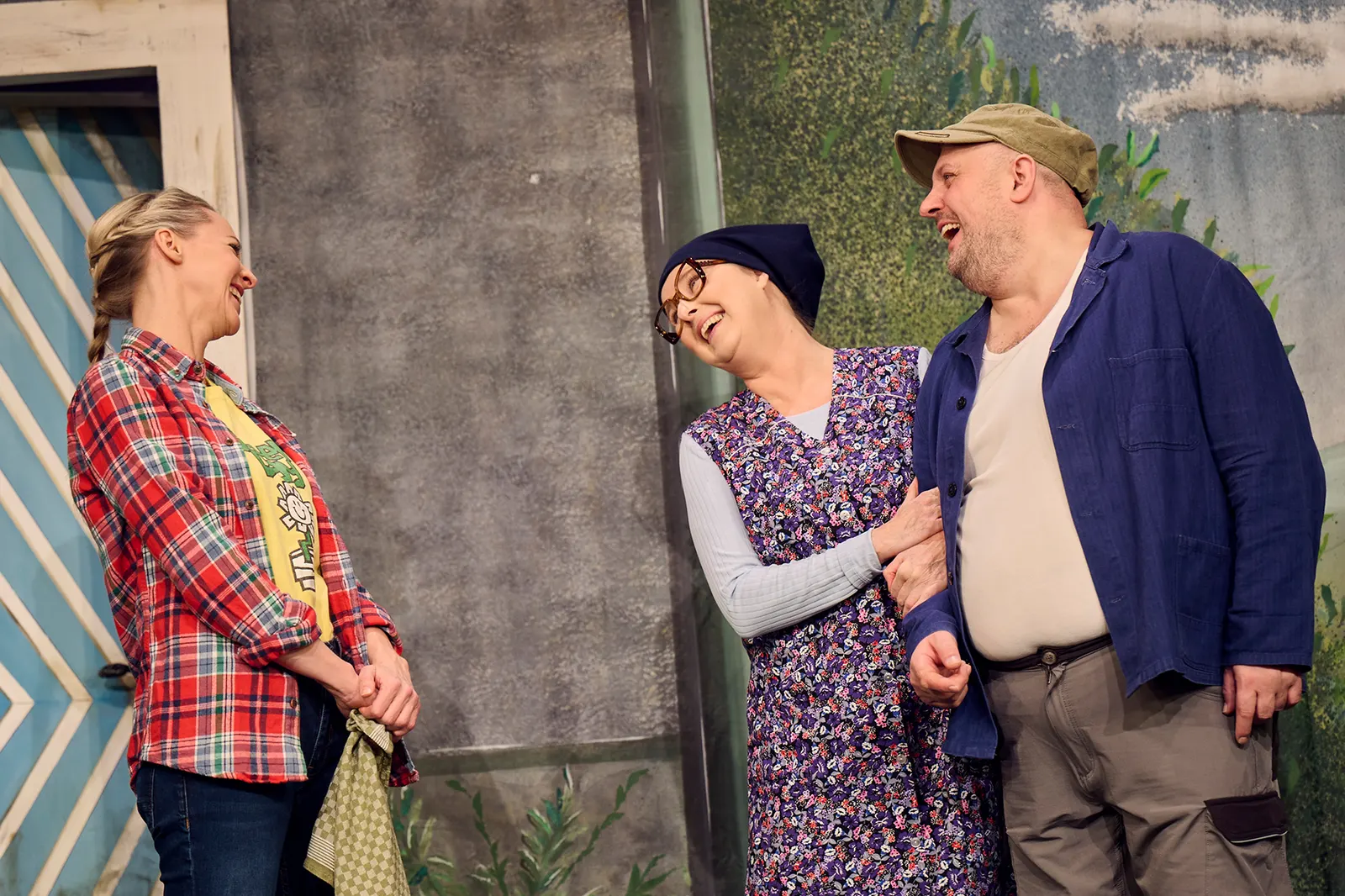 NO NET HUDLA! Komödie von Axel Preuß nach Anton Hamik Schwäbisch von Monika Hirschle Spielzeit 2023/2024 / Premiere: 24.11.2023 v. links: Bianca Spiegel, Katja Hentschel, Ambrogio …