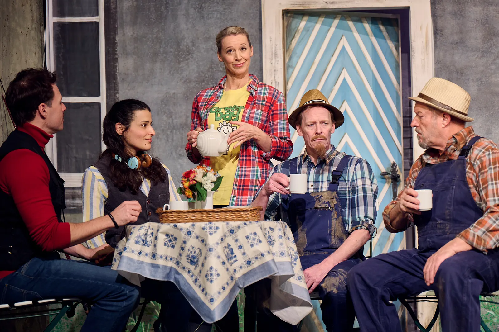 NO NET HUDLA! Komödie von Axel Preuß nach Anton Hamik Schwäbisch von Monika Hirschle Spielzeit 2023/2024 / Premiere: 24.11.2023 v. links: Stefan Müller-Doriat, Sabine Soydan, Bianc…